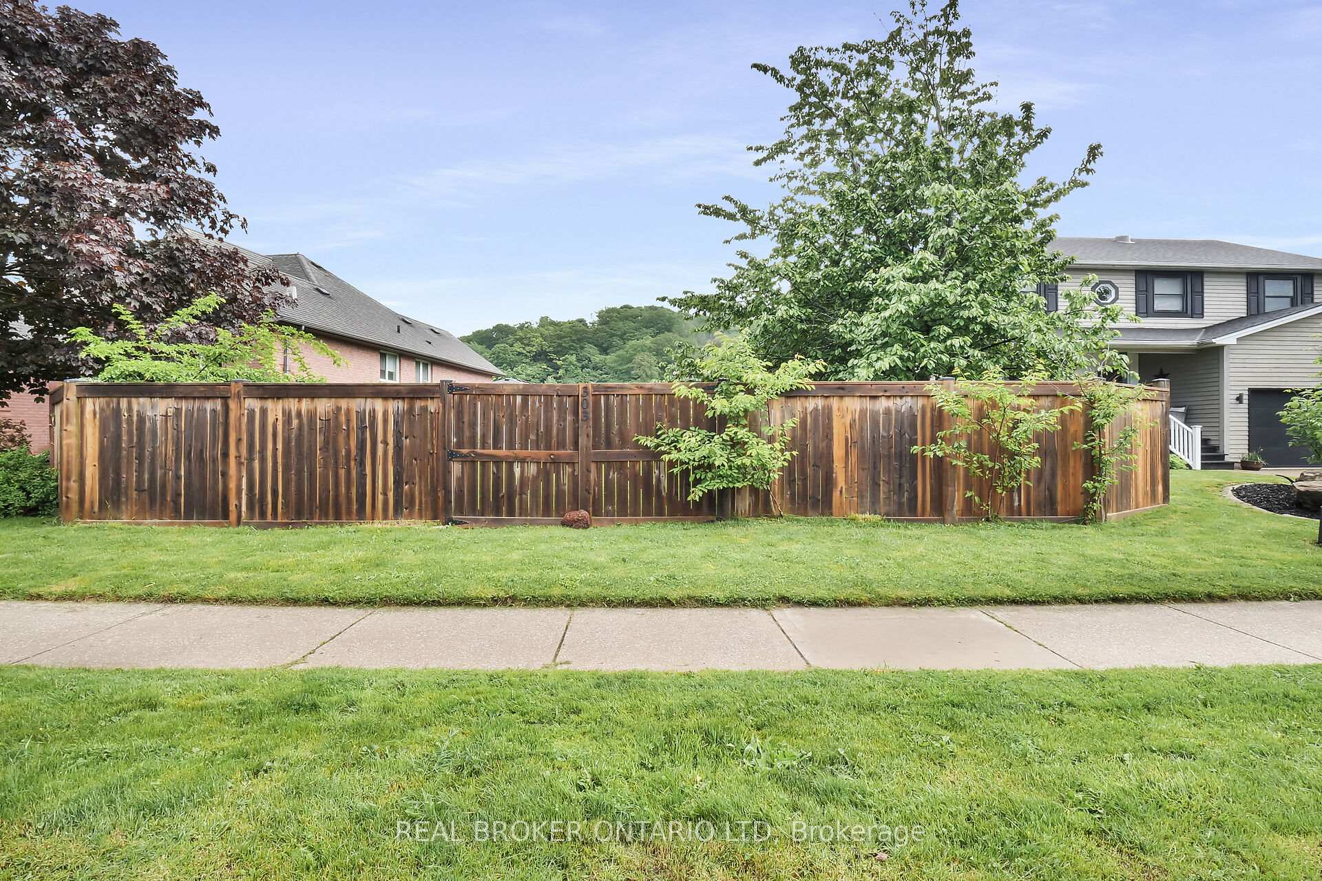 Photo 2 of 301&303 Frances Street, Central Elgin, Rural Central Elgin — HOMEH