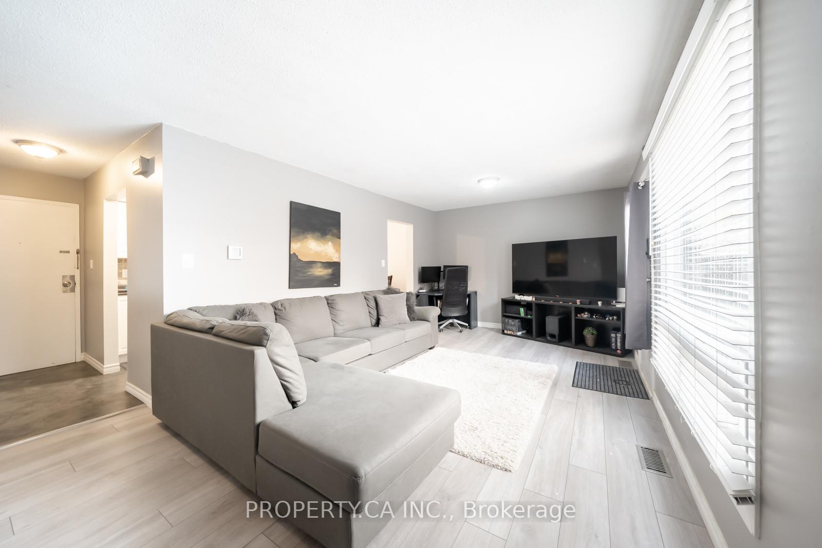 Front of Unit 29, 1100 Oxford Street