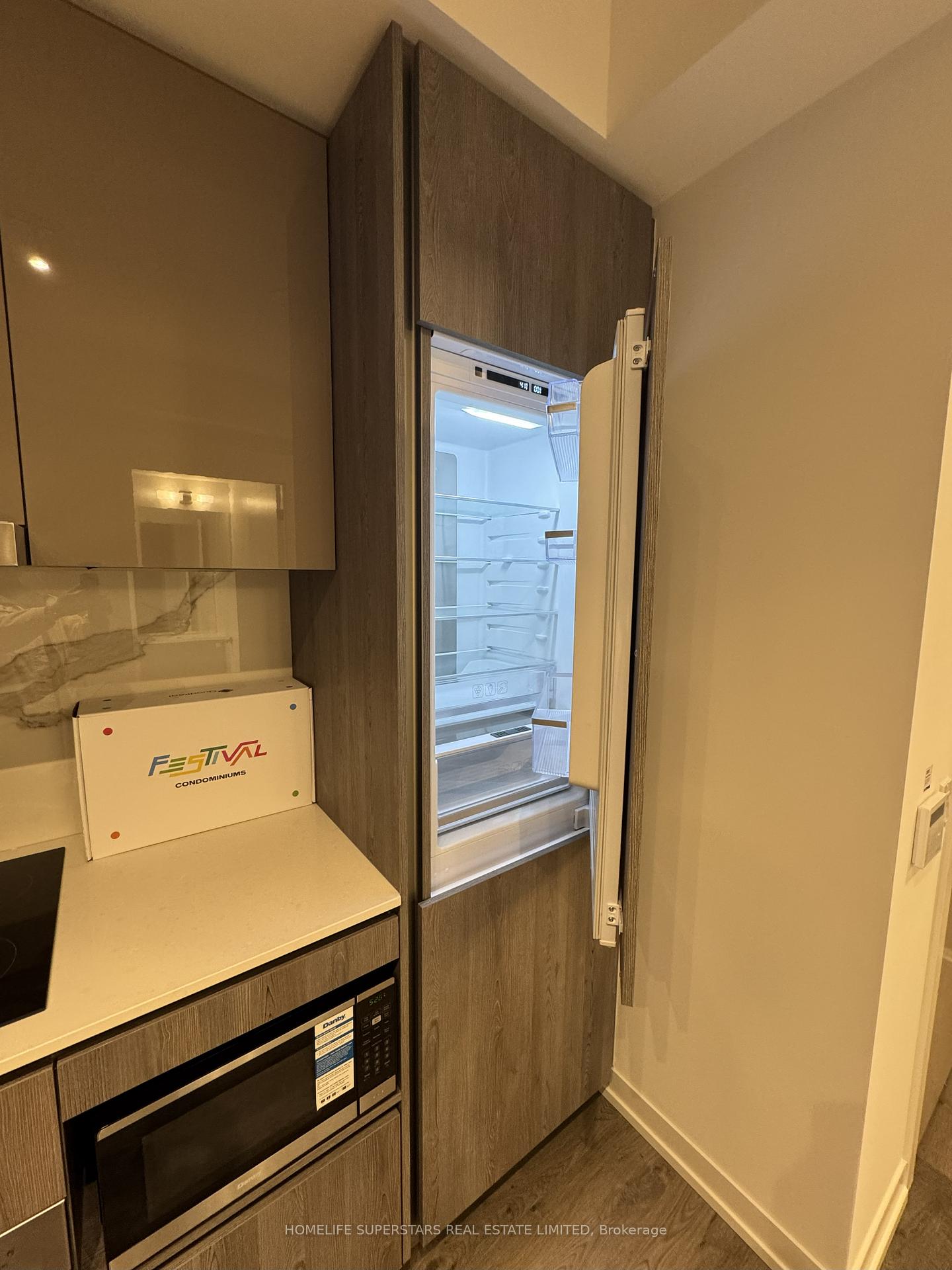 Photo 9 of Unit 908, 8 Interchange Way, Vaughan, Vaughan Corporate Centre — HOMEH