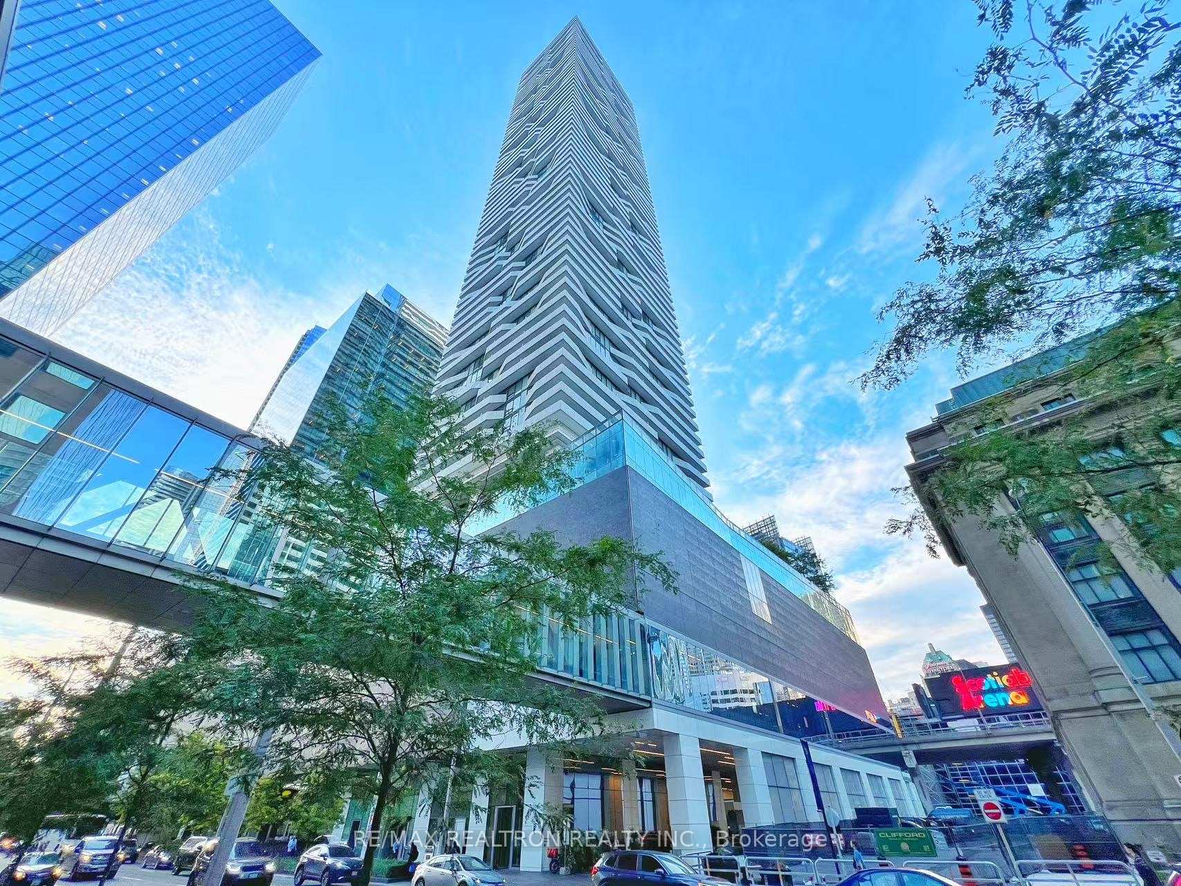 Front of Unit 5806, 100 Harbour Street