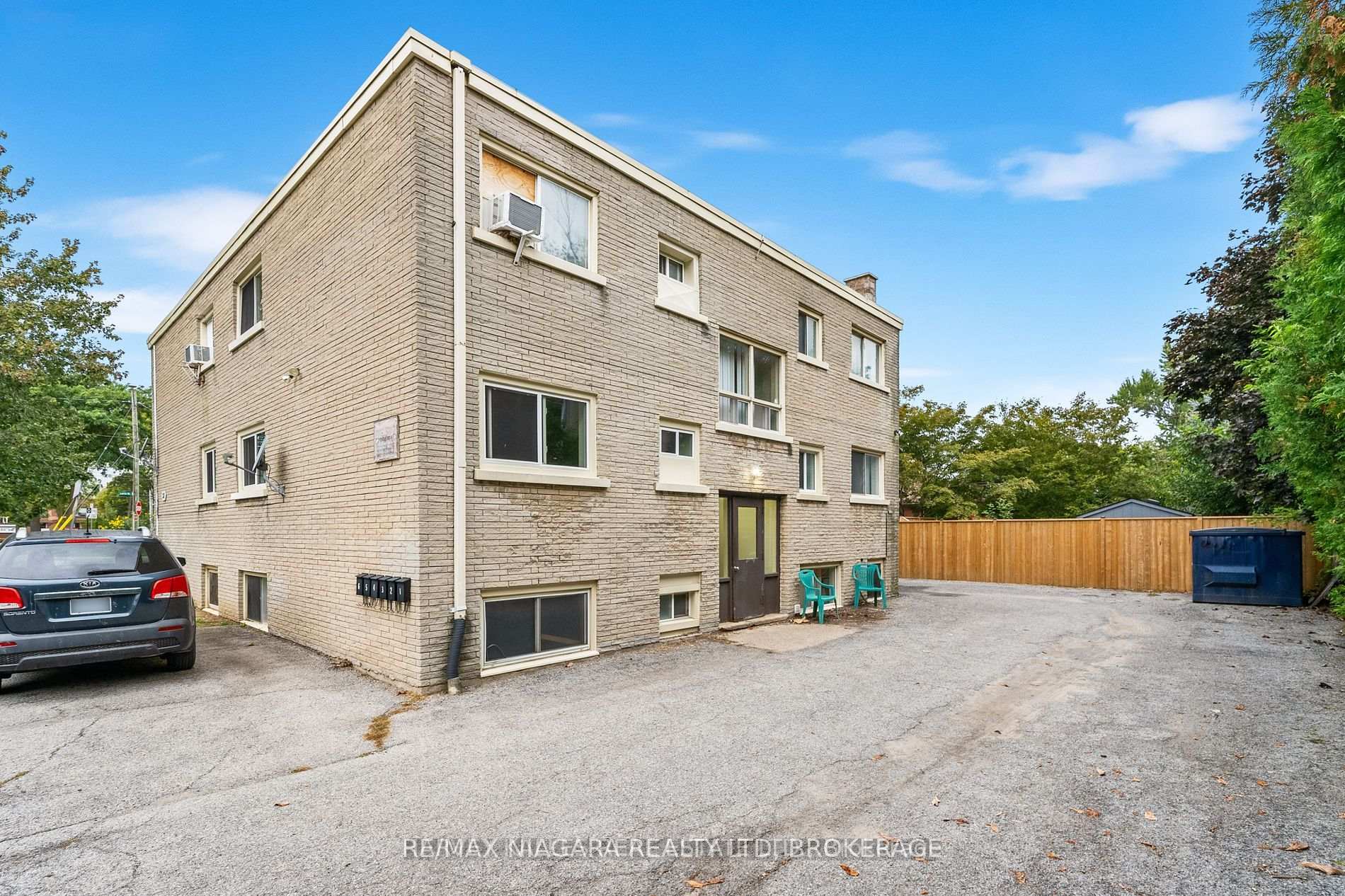 Photo 5 of Unit 4, 327 Queenston Street, St. Catharines, E. Chester — HOMEH
