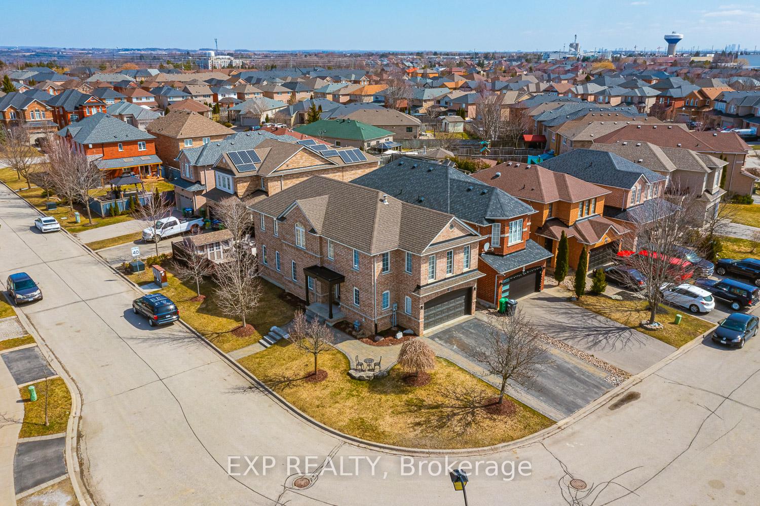 Photo 8 of 46 Emily Carr Crescent, Caledon, Bolton West — HOMEH