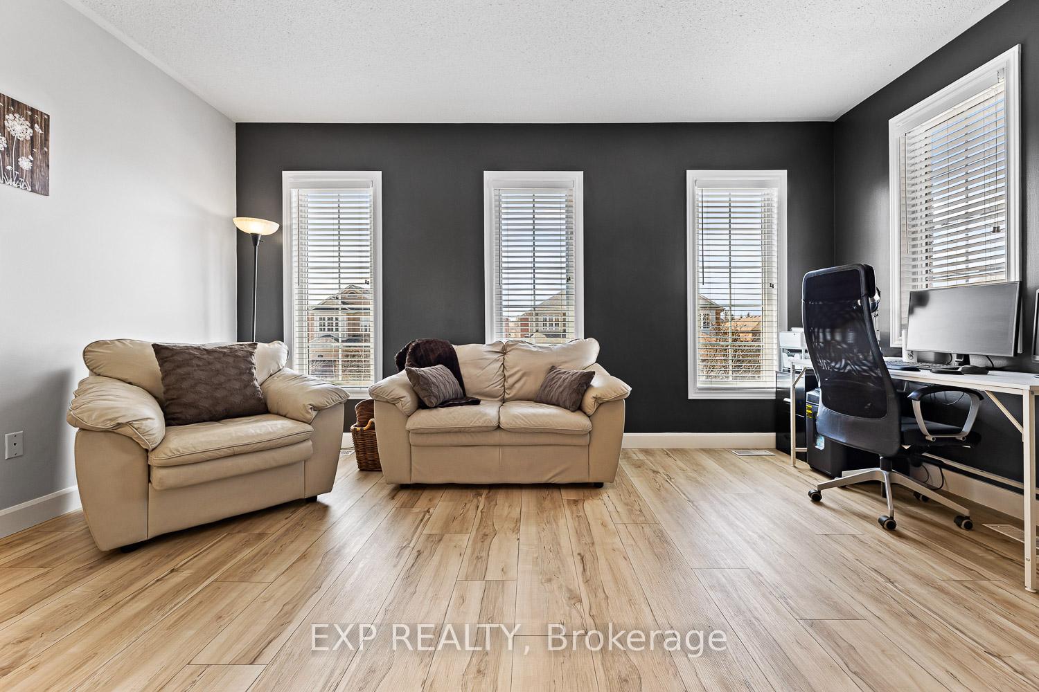 Photo 5 of 46 Emily Carr Crescent, Caledon, Bolton West — HOMEH