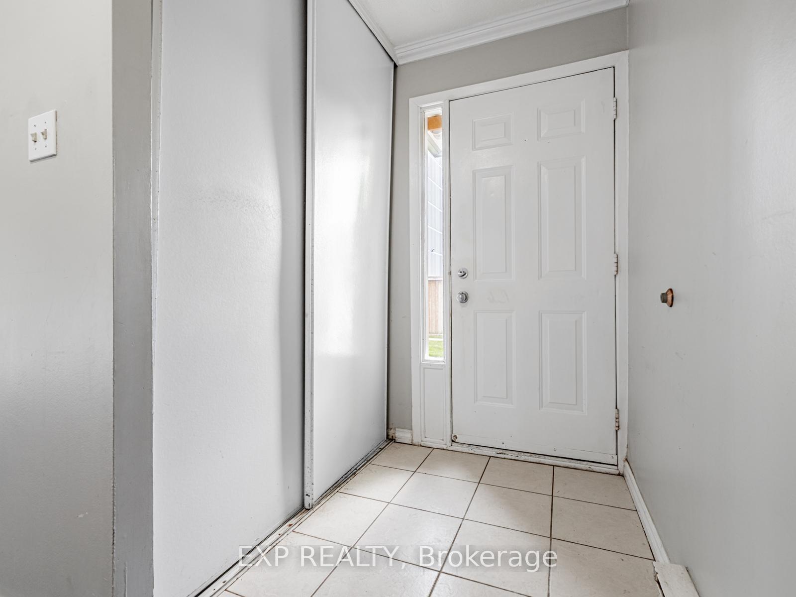 Photo 3 of 161 Milestone Crescent, Aurora, Aurora Village — HOMEH