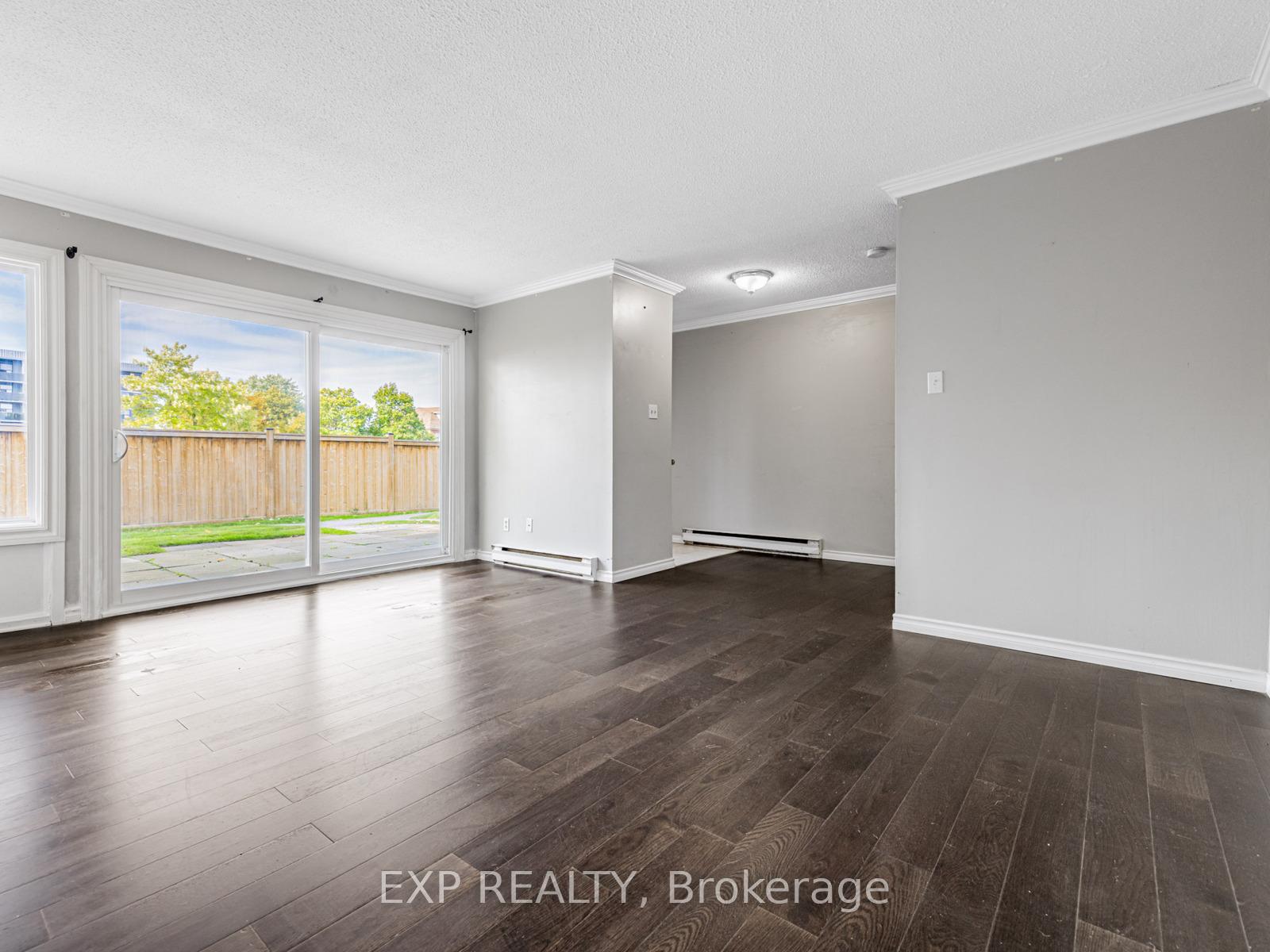 Photo 10 of 161 Milestone Crescent, Aurora, Aurora Village — HOMEH