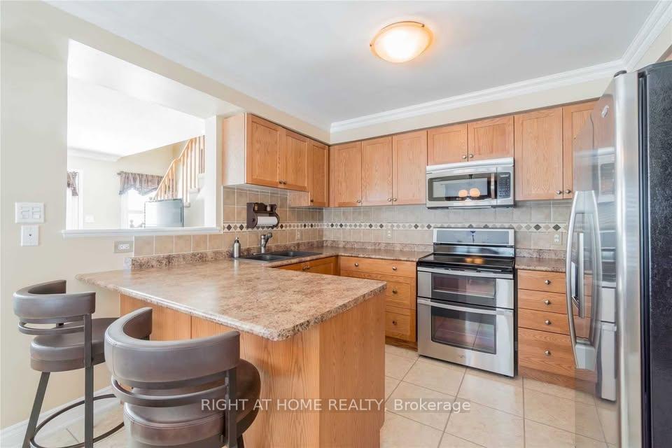 Photo 3 of Unit 19, 460 Woodmount Drive, Oshawa, Samac — HOMEH