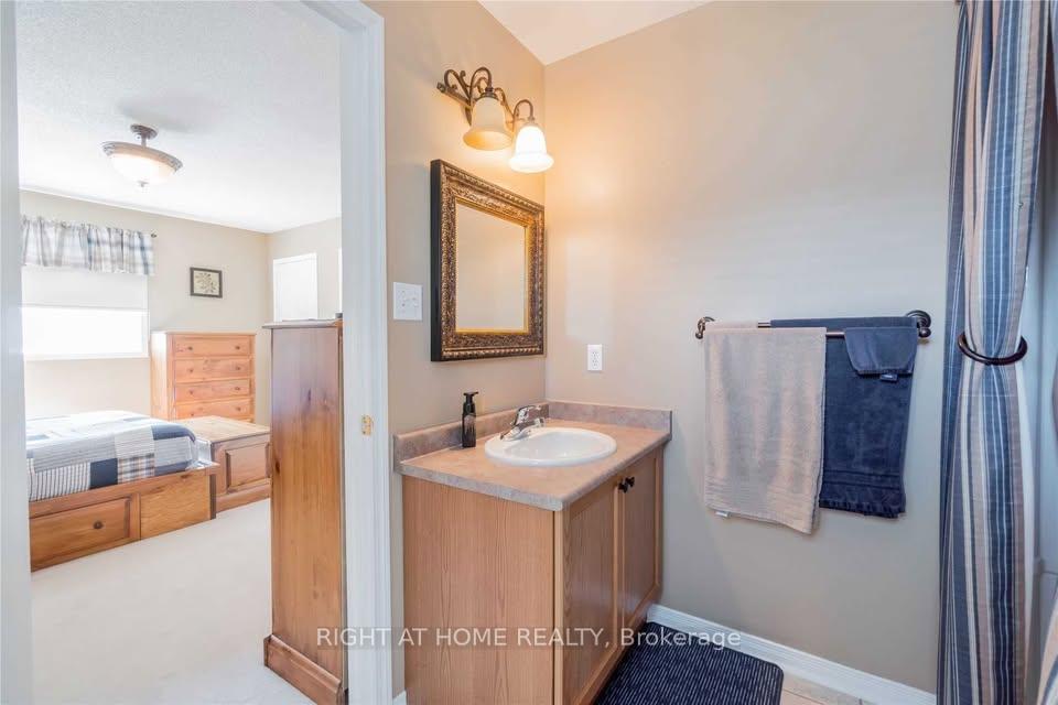 Photo 8 of Unit 19, 460 Woodmount Drive, Oshawa, Samac — HOMEH