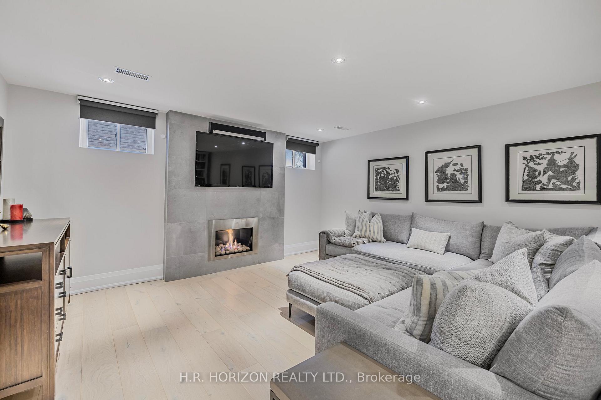 Photo 26 of 15 Glenview Drive, Aurora, Aurora Highlands — HOMEH