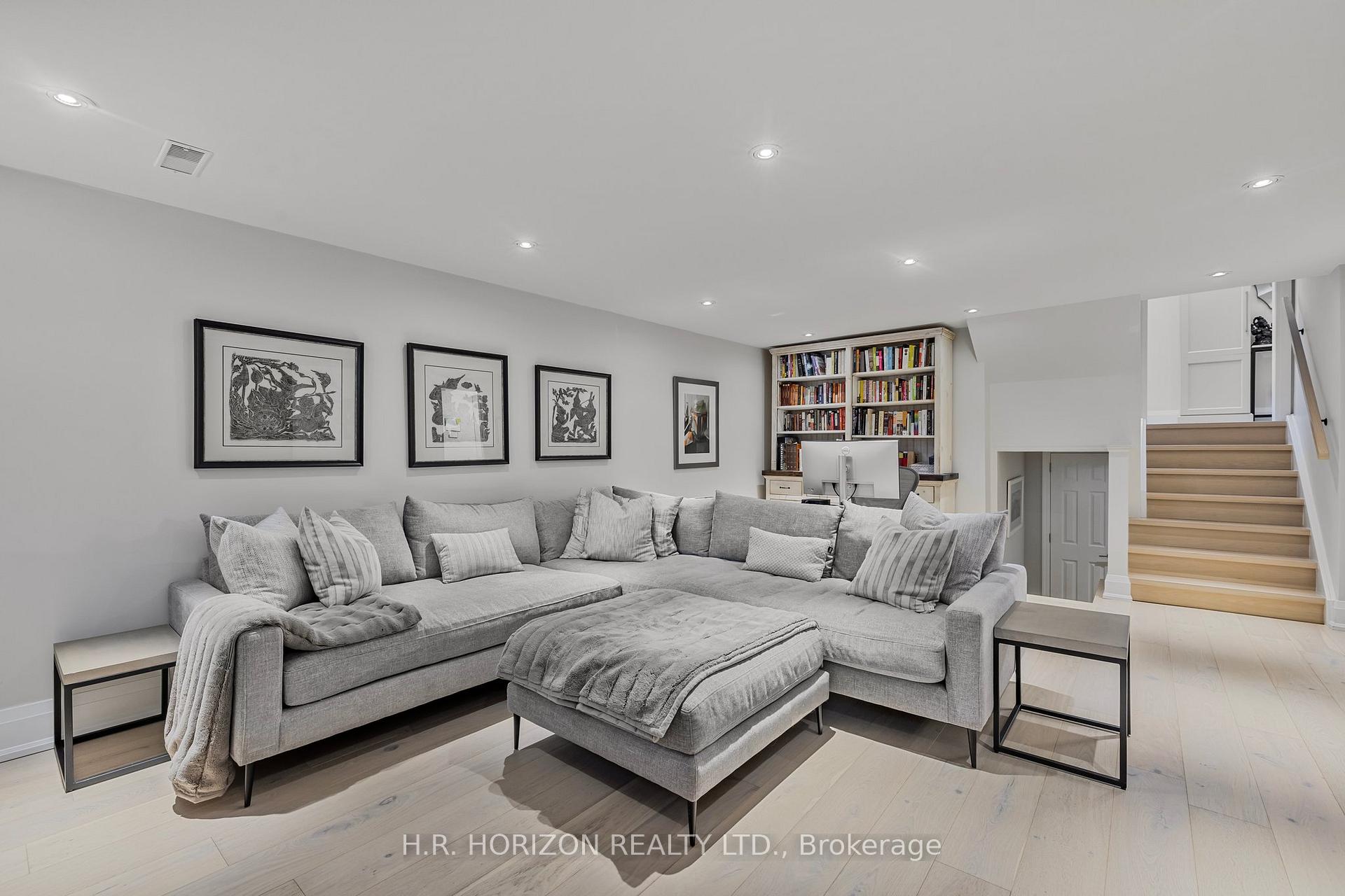 Photo 27 of 15 Glenview Drive, Aurora, Aurora Highlands — HOMEH