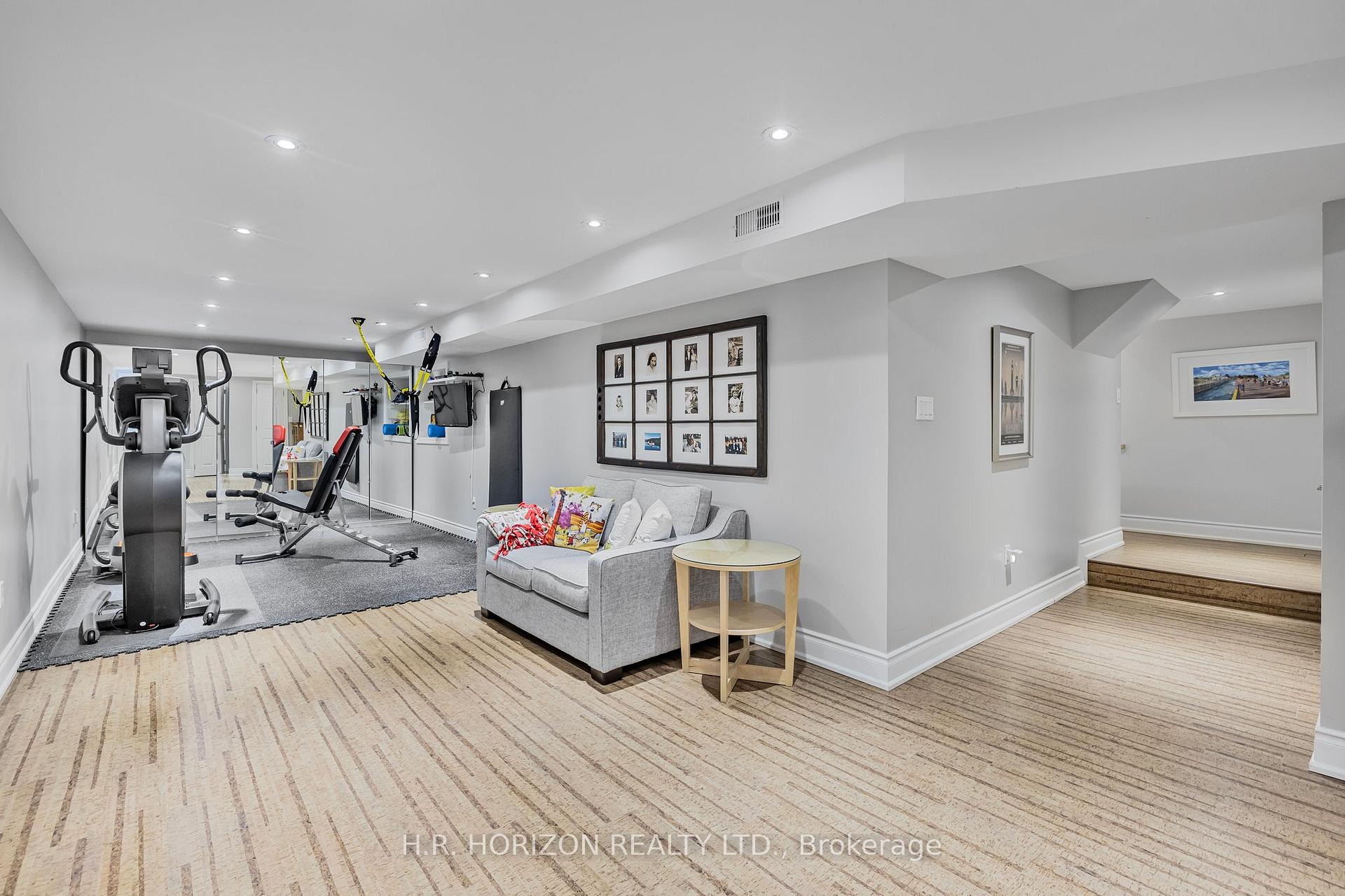 Photo 34 of 15 Glenview Drive, Aurora, Aurora Highlands — HOMEH