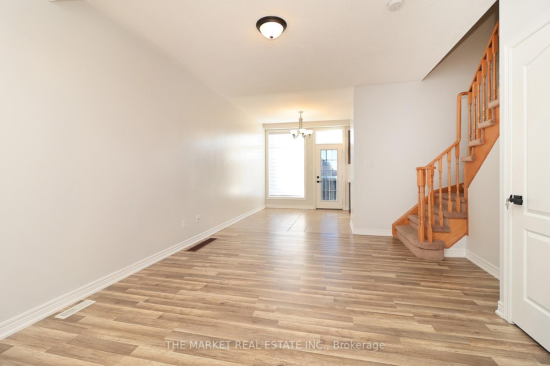 Photo 5 of 54 Pefferlaw Circle, Brampton, Bram West — HOMEH