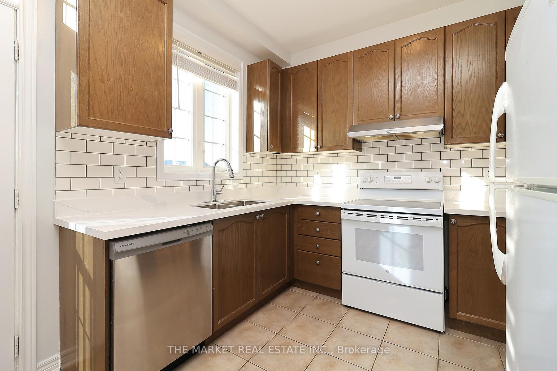 Photo 11 of 54 Pefferlaw Circle, Brampton, Bram West — HOMEH