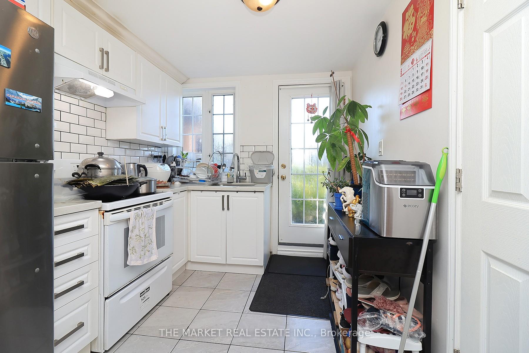 Photo 33 of 54 Pefferlaw Circle, Brampton, Bram West — HOMEH