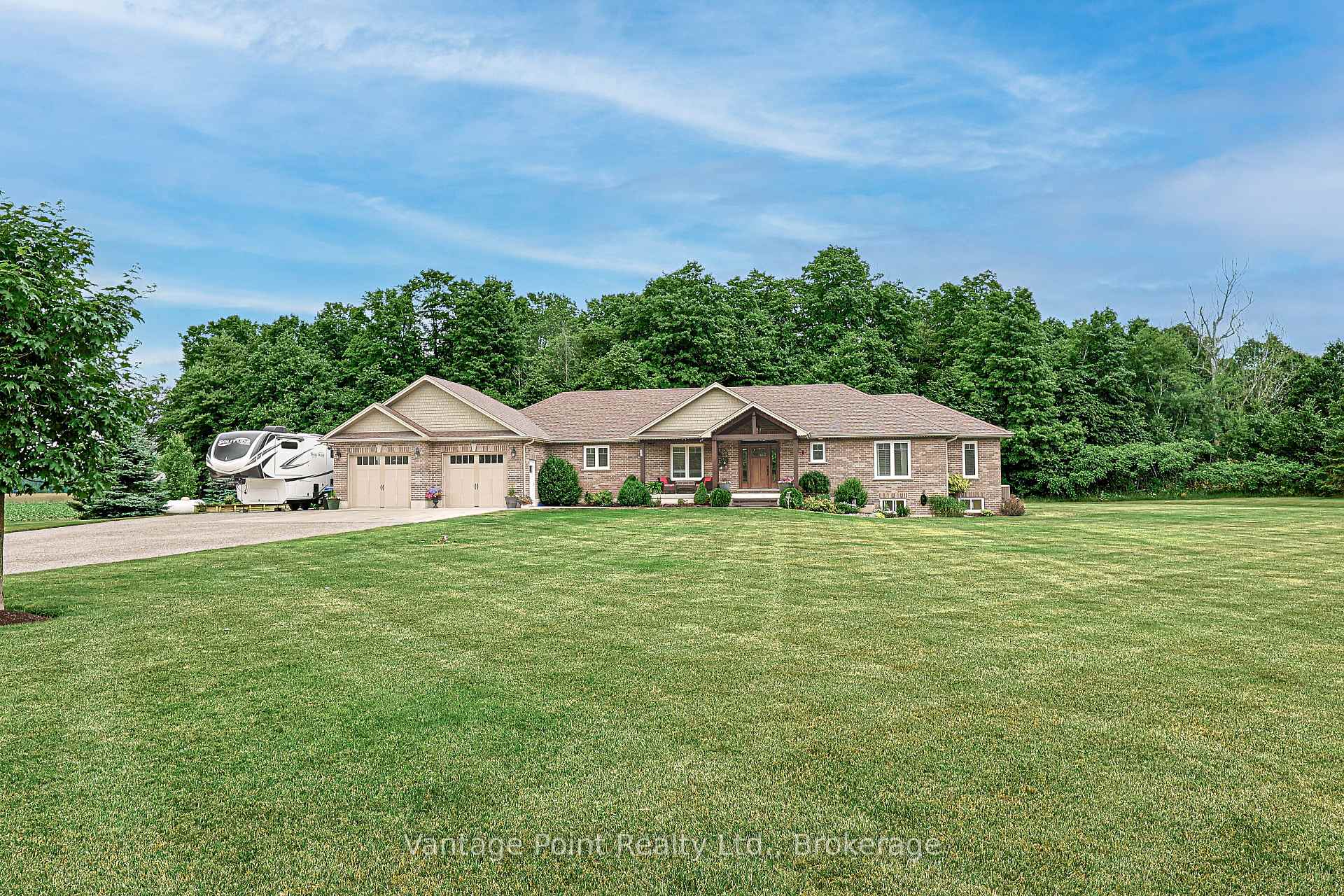 Photo 5 of 3073 3/4 Sunnidale Side Road, Clearview, Rural Clearview — HOMEH