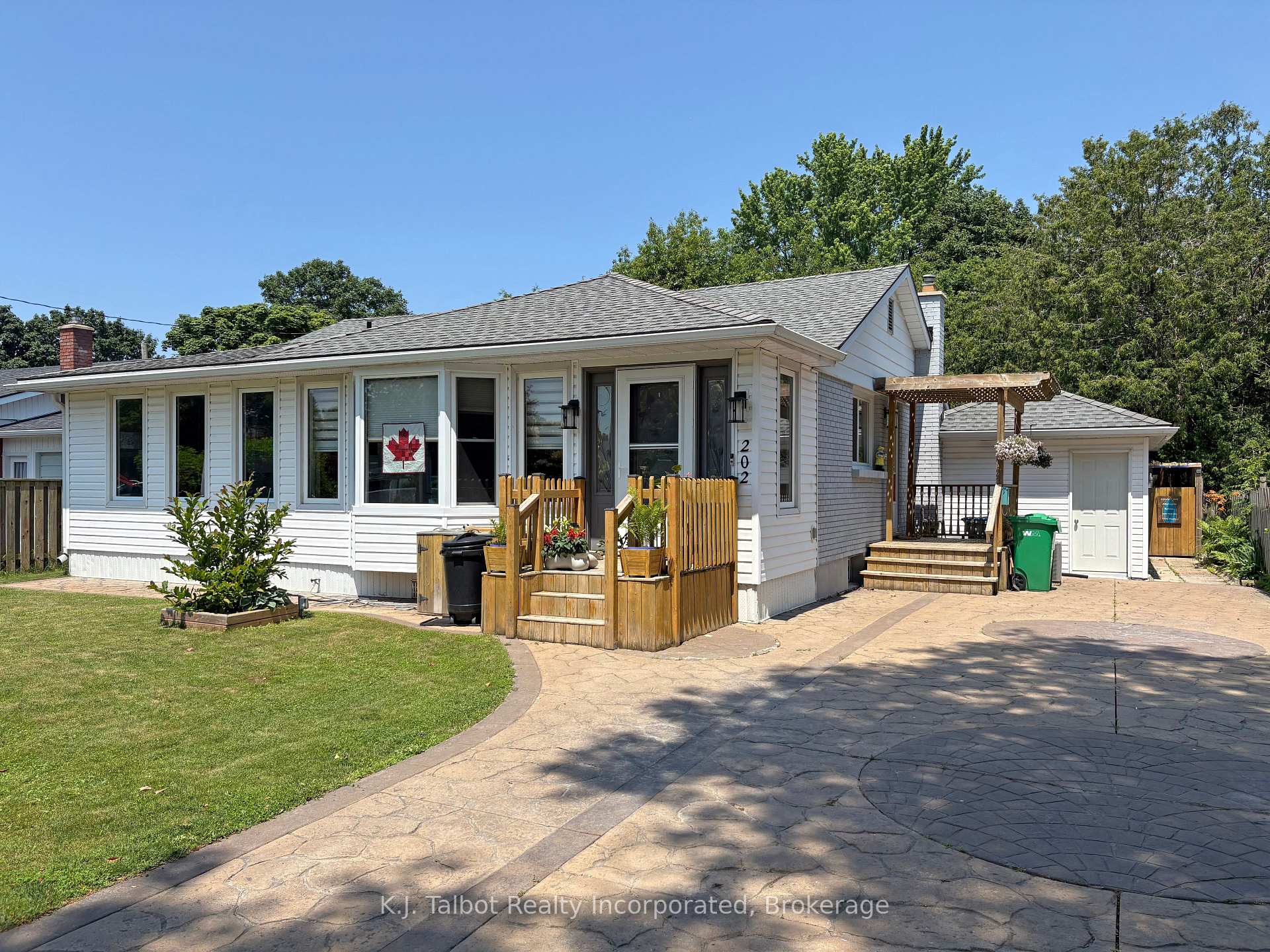 Front of 202 Bennett Street W