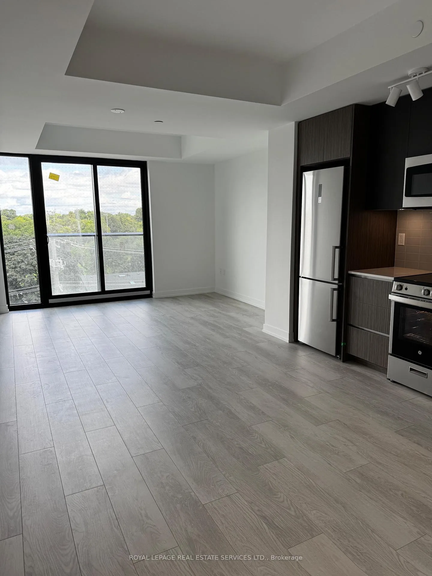 Front of Unit 608, 801 The Queensway