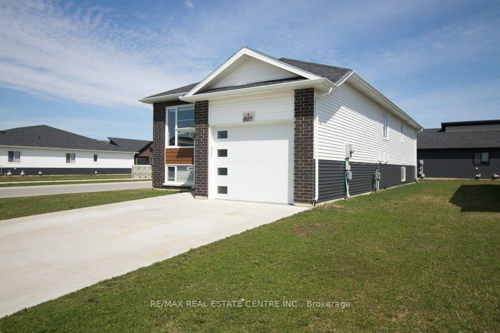 Photo 2 of 234 Manning Drive, Chatham-Kent, Chatham — HOMEH
