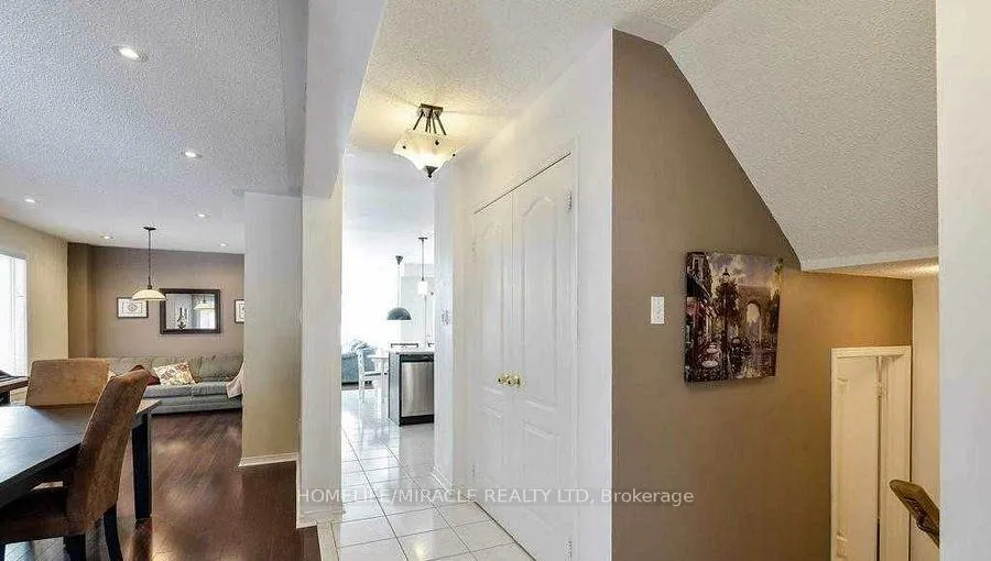 Photo 4 of 12 Willow Park Drive, Brampton, Sandringham-Wellington — HOMEH