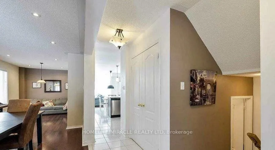 Photo 5 of 12 Willow Park Drive, Brampton, Sandringham-Wellington — HOMEH