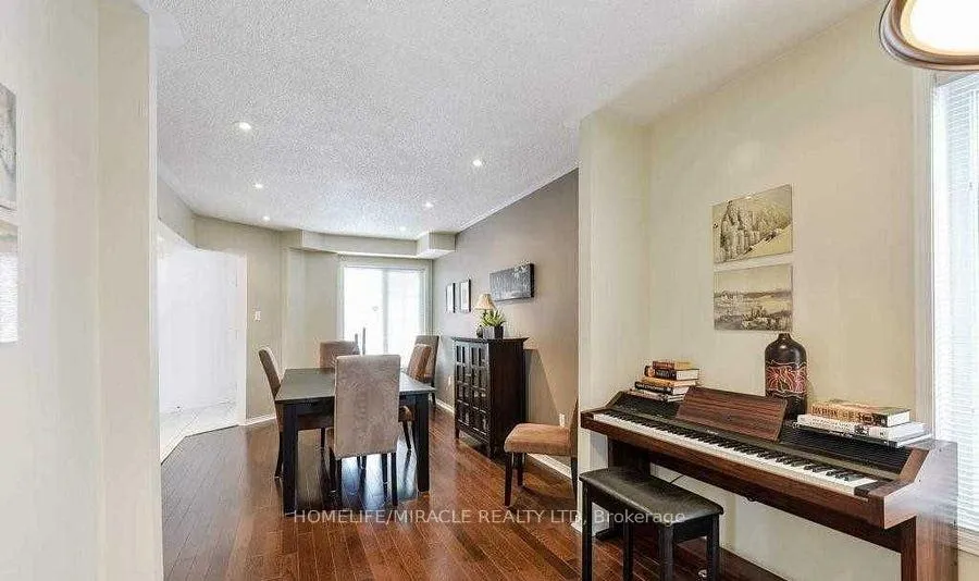 Photo 11 of 12 Willow Park Drive, Brampton, Sandringham-Wellington — HOMEH
