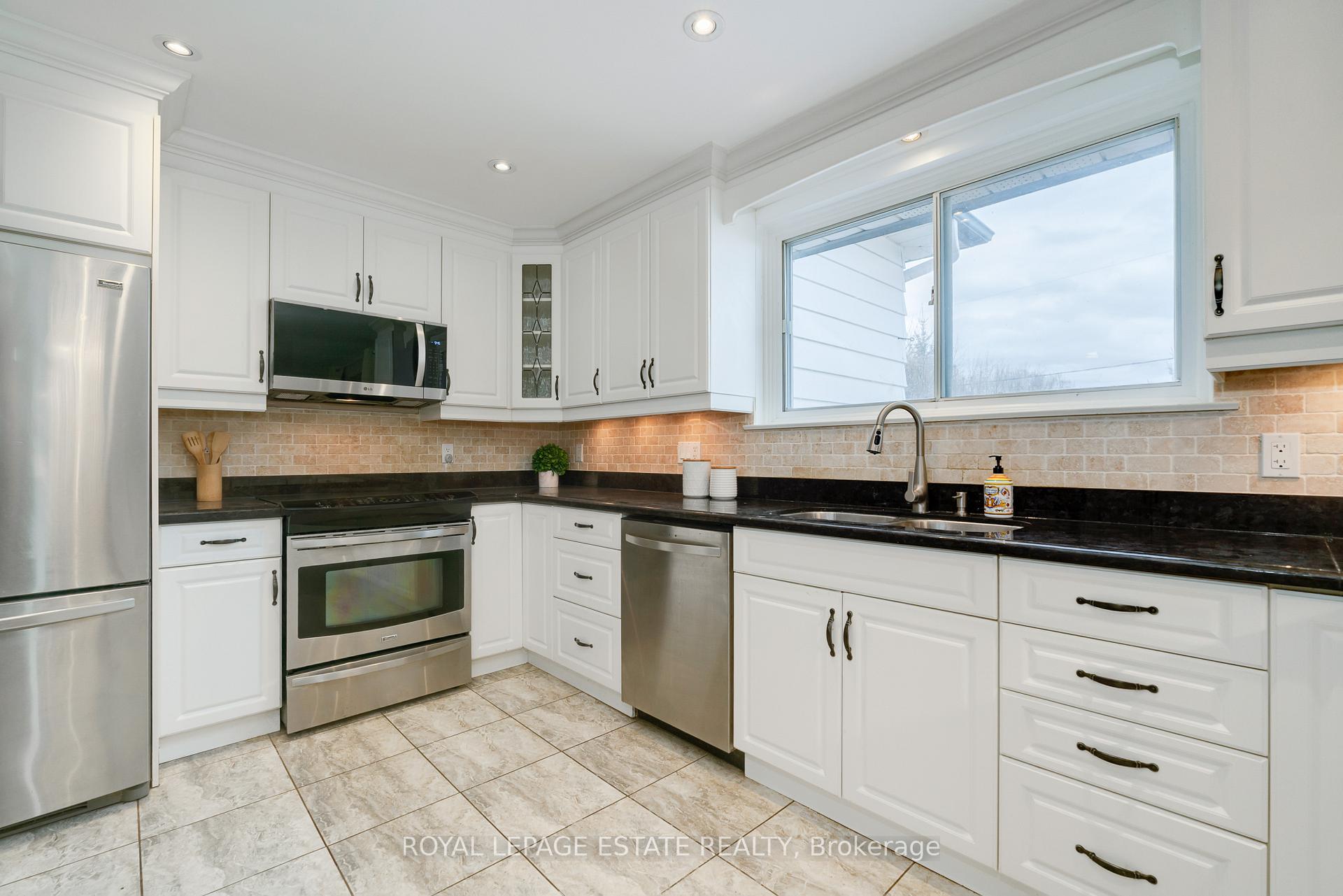 Photo 11 of 33 Burrells Road, Ajax, South East — HOMEH