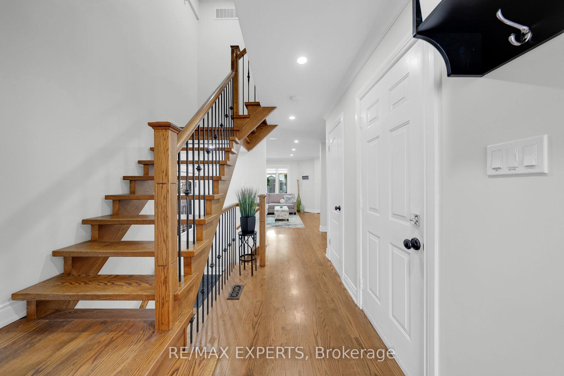 Photo 5 of 55 Manorwood Court, Caledon, Bolton North — HOMEH