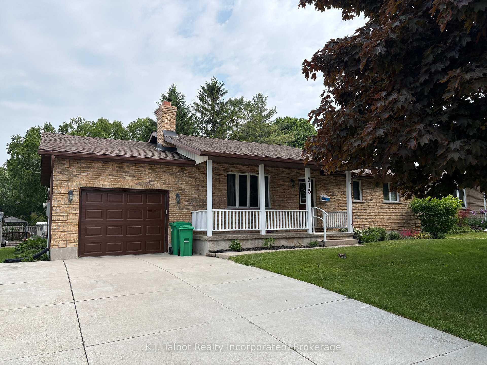 Photo 1 of 215 Bennett Street E, Goderich, Goderich (Town) — HOMEH