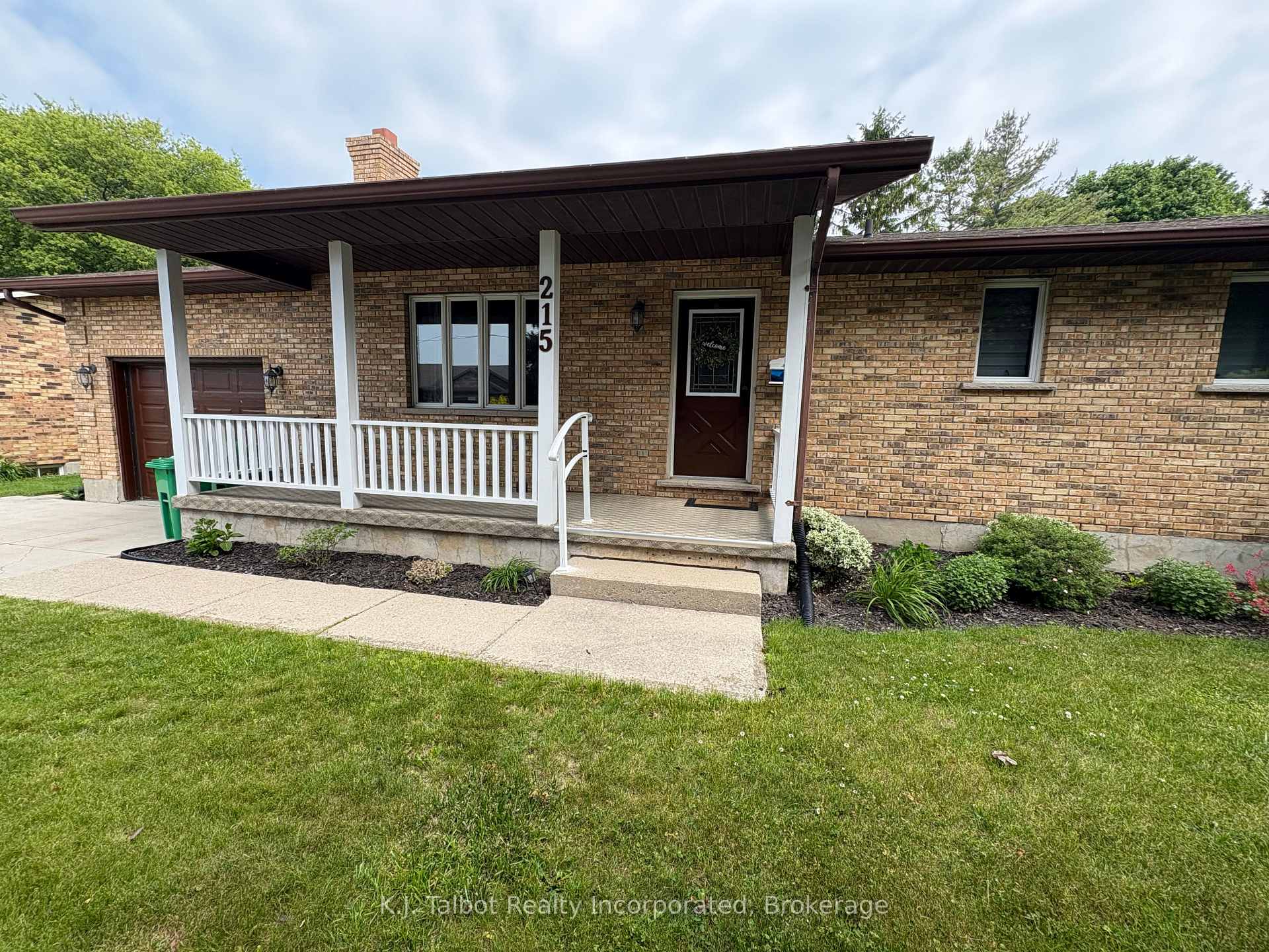 Photo 3 of 215 Bennett Street E, Goderich, Goderich (Town) — HOMEH