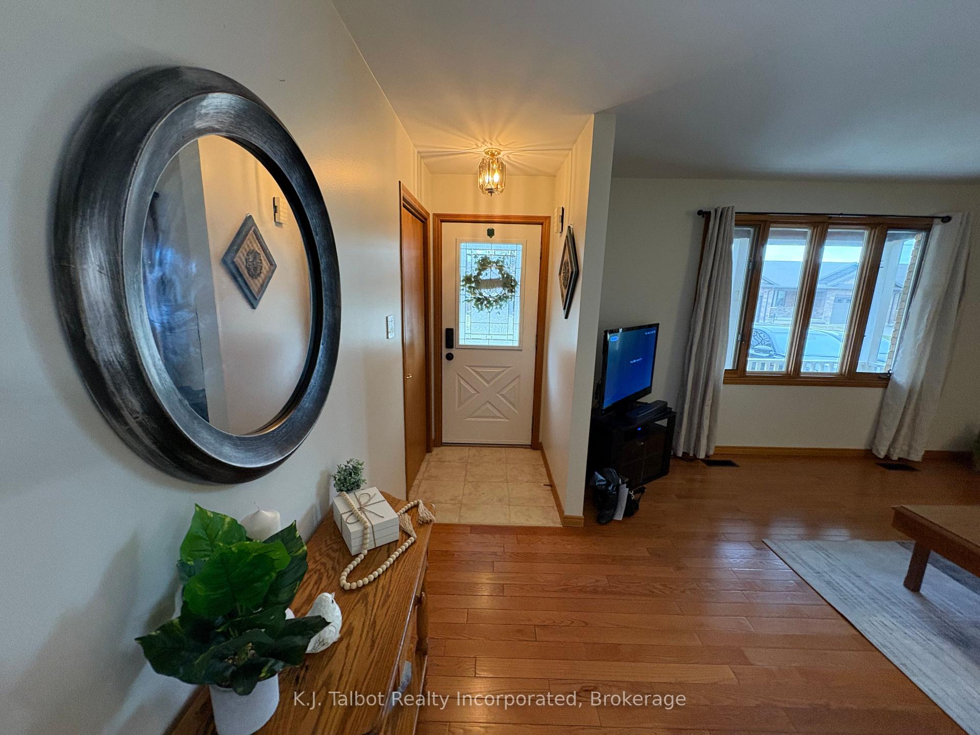 Photo 5 of 215 Bennett Street E, Goderich, Goderich (Town) — HOMEH