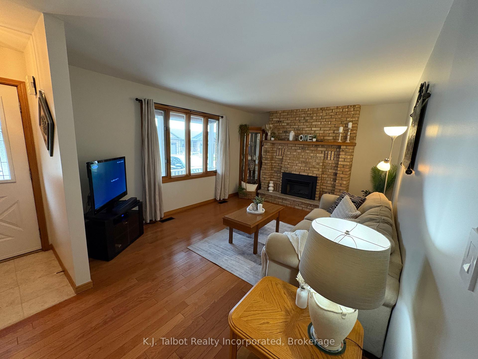 Photo 8 of 215 Bennett Street E, Goderich, Goderich (Town) — HOMEH