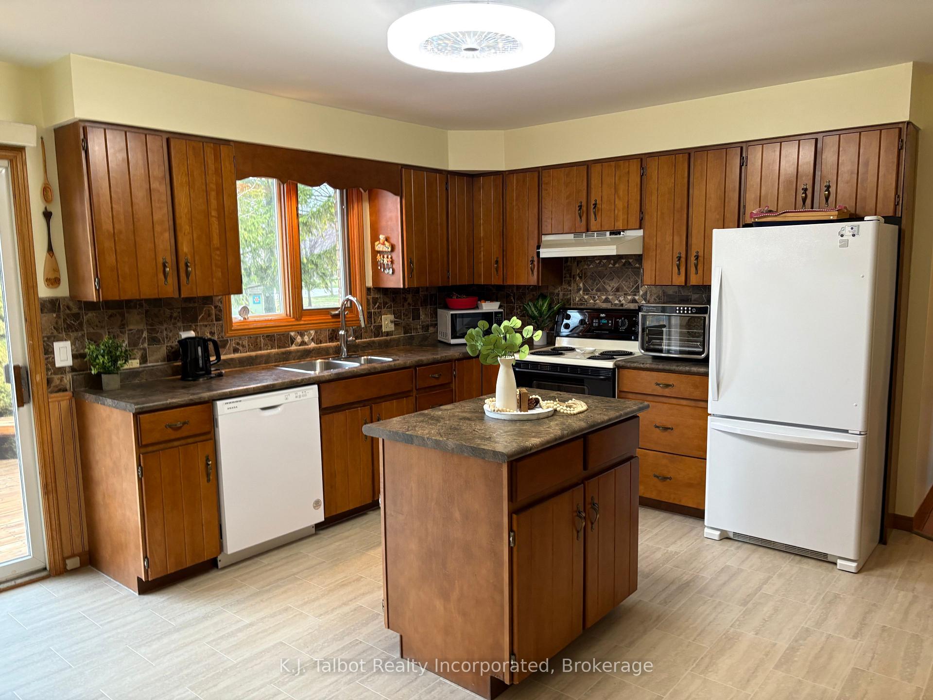 Photo 11 of 215 Bennett Street E, Goderich, Goderich (Town) — HOMEH