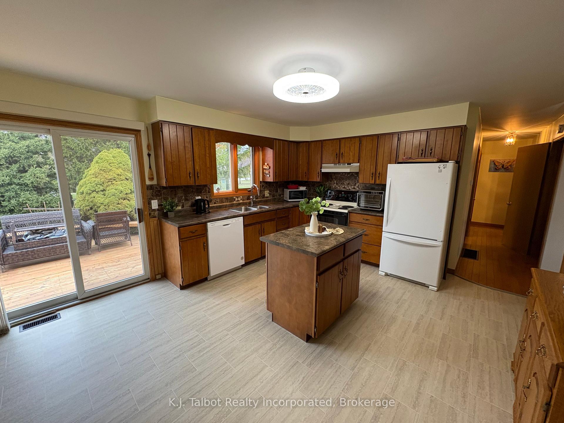 Photo 12 of 215 Bennett Street E, Goderich, Goderich (Town) — HOMEH