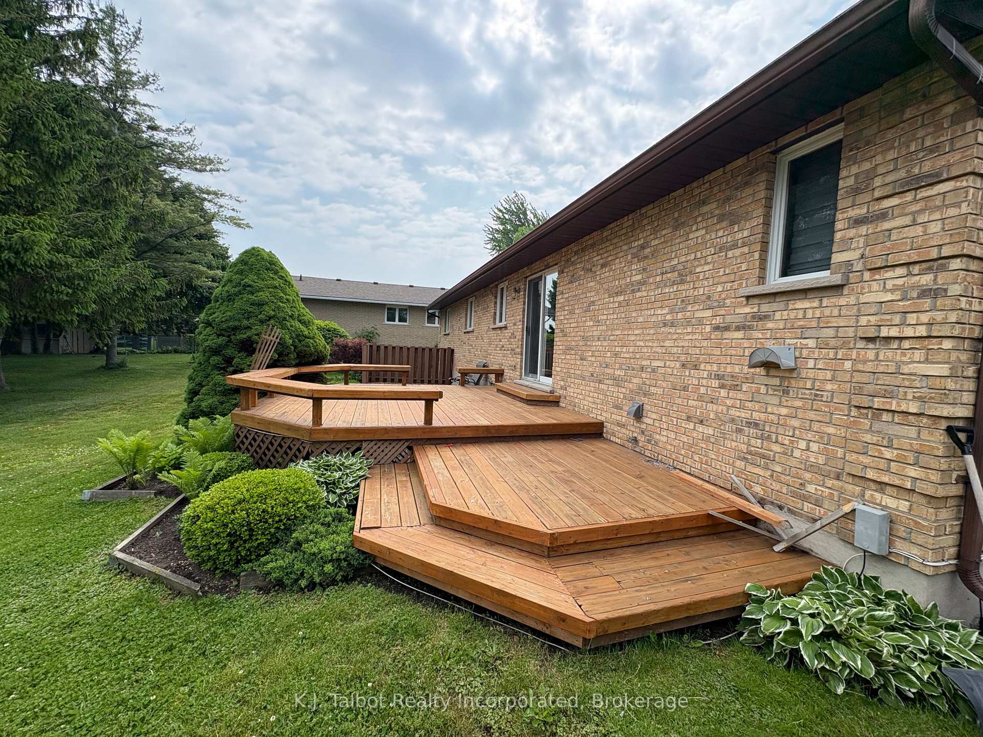 Photo 37 of 215 Bennett Street E, Goderich, Goderich (Town) — HOMEH