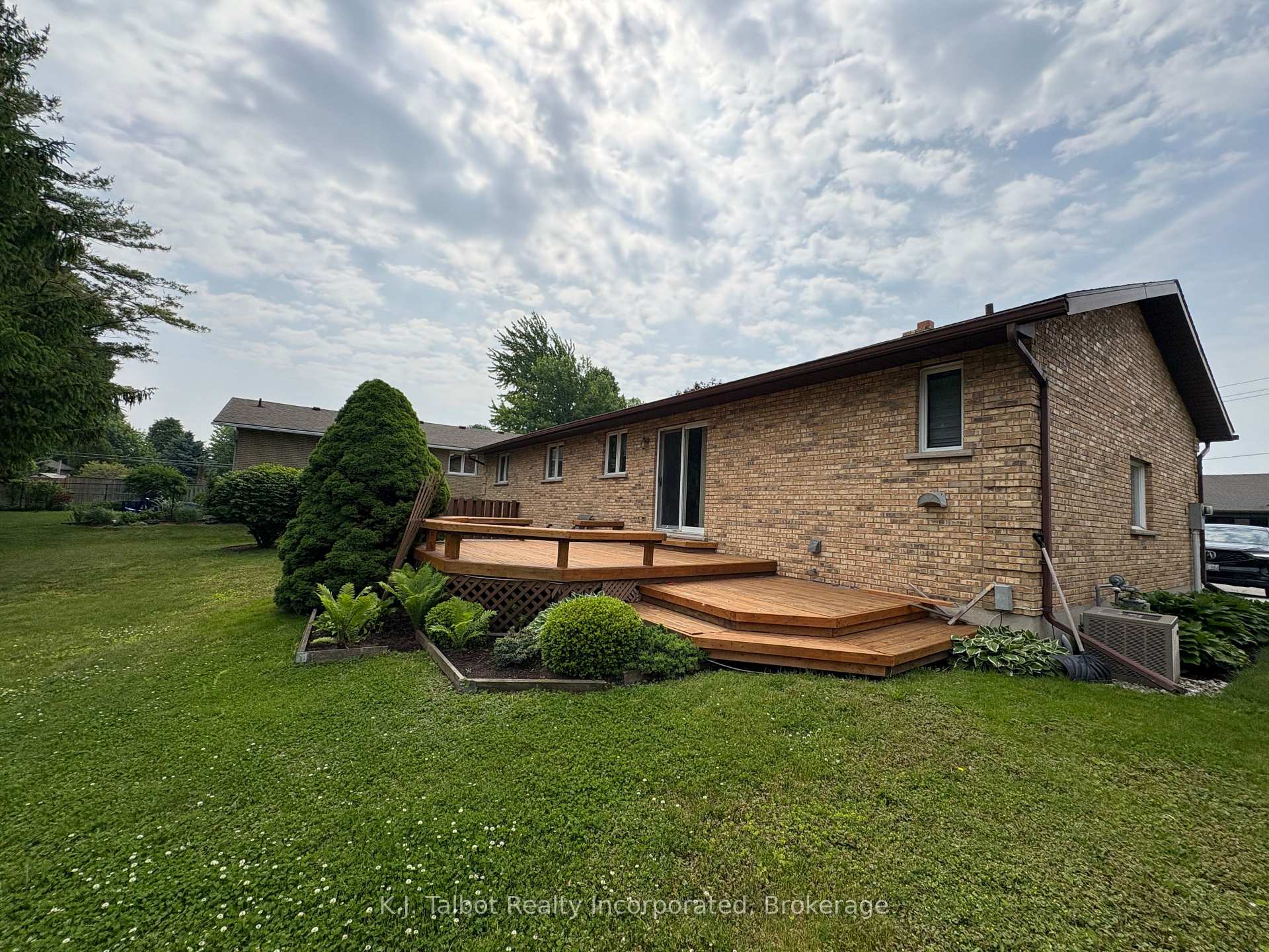 Photo 40 of 215 Bennett Street E, Goderich, Goderich (Town) — HOMEH