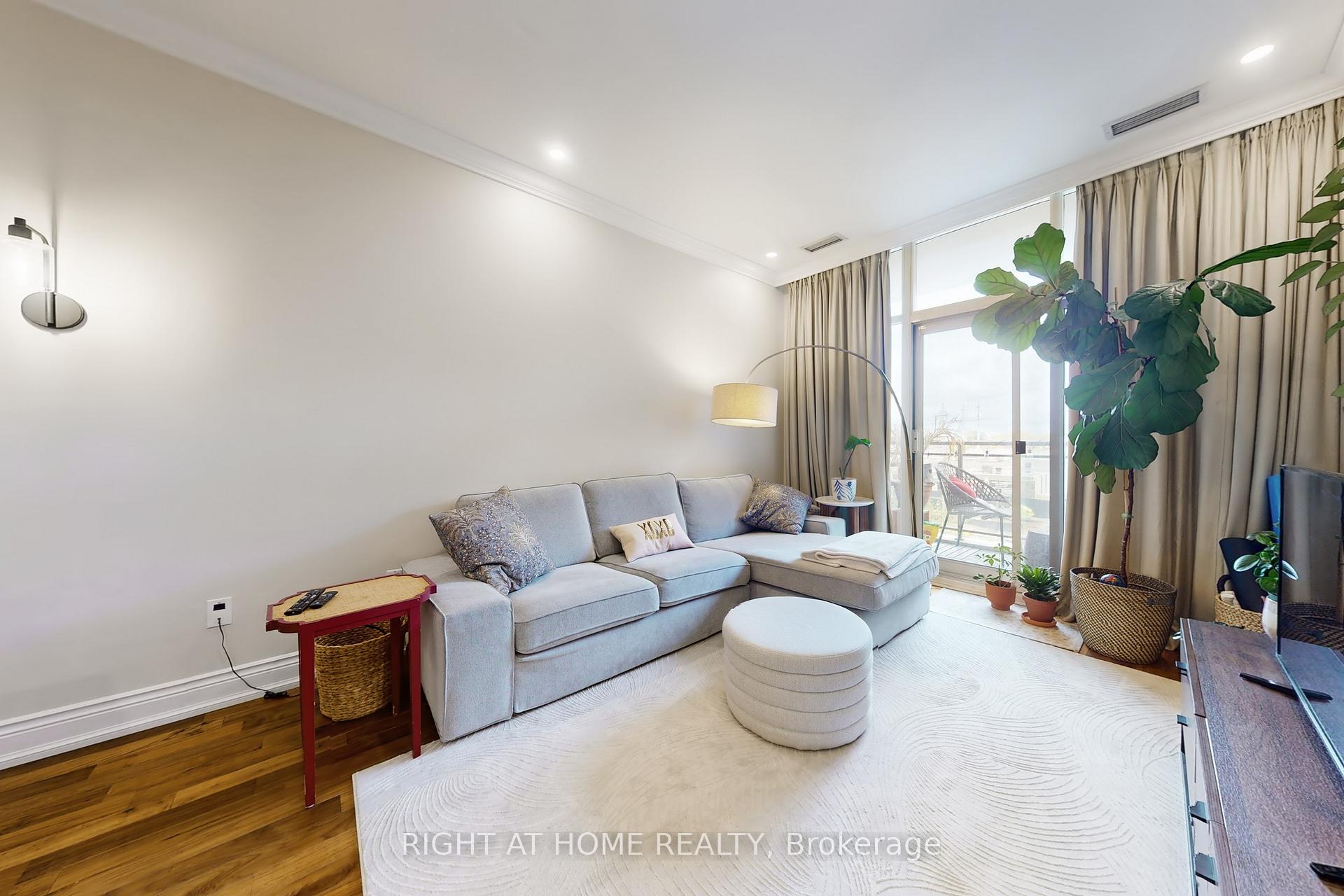 Photo 3 of Unit 308, 1 Leaside Park Drive, Toronto, Thorncliffe Park — HOMEH