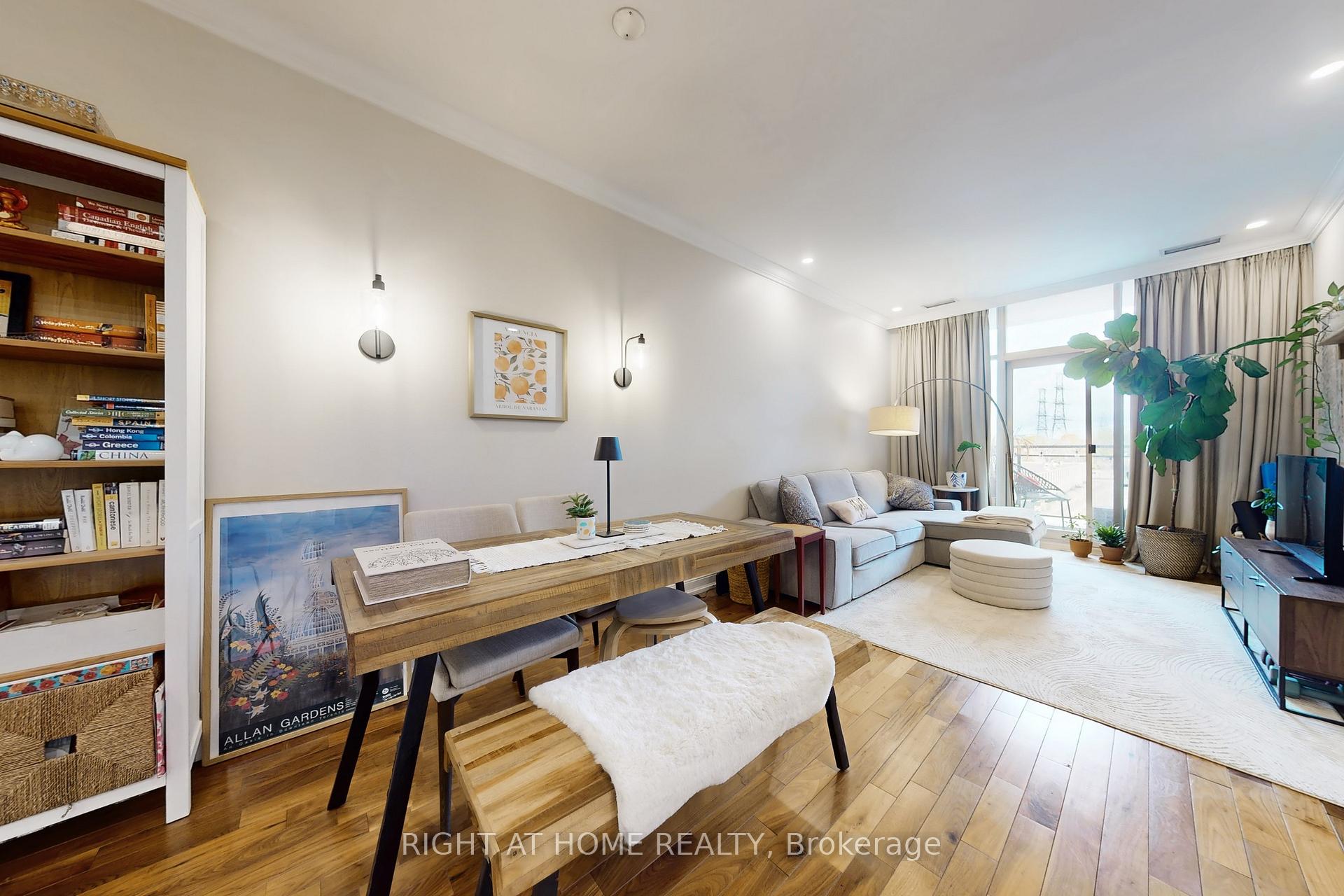Photo 4 of Unit 308, 1 Leaside Park Drive, Toronto, Thorncliffe Park — HOMEH