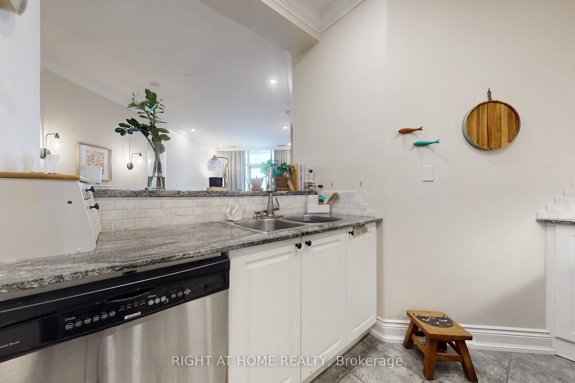 Photo 13 of Unit 308, 1 Leaside Park Drive, Toronto, Thorncliffe Park — HOMEH