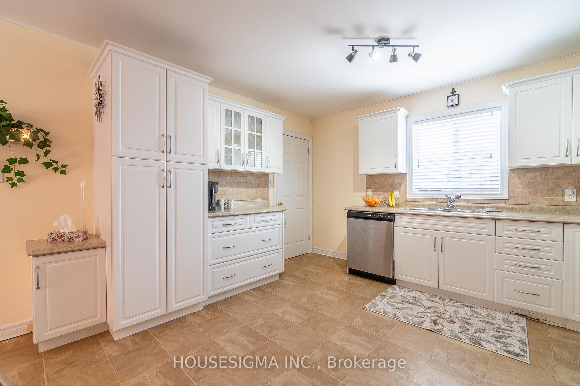 Photo 14 of 194 Bristol Drive, Chatham-Kent, Chatham — HOMEH
