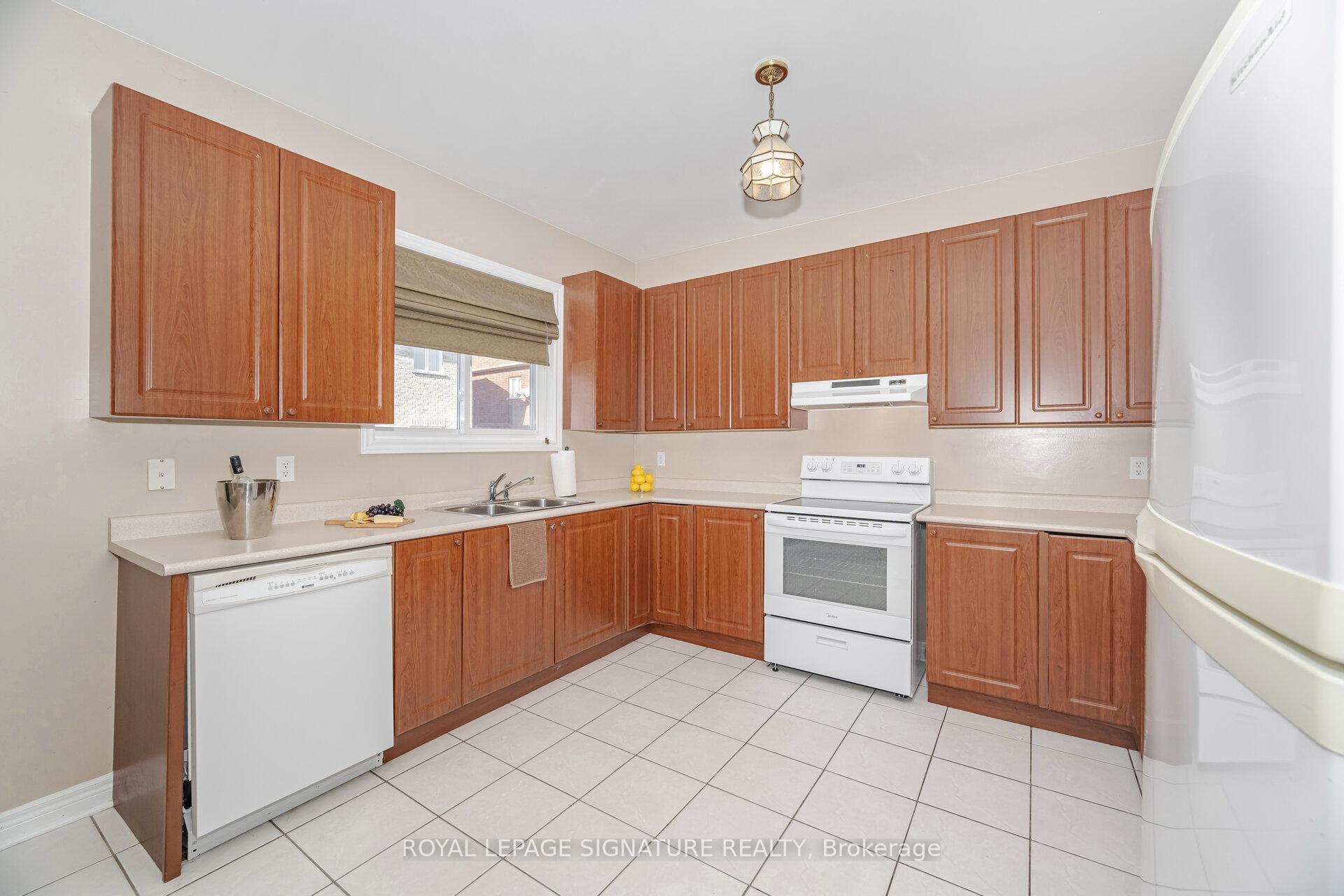 Photo 14 of 10 Banks Drive, Brampton, Vales of Castlemore — HOMEH