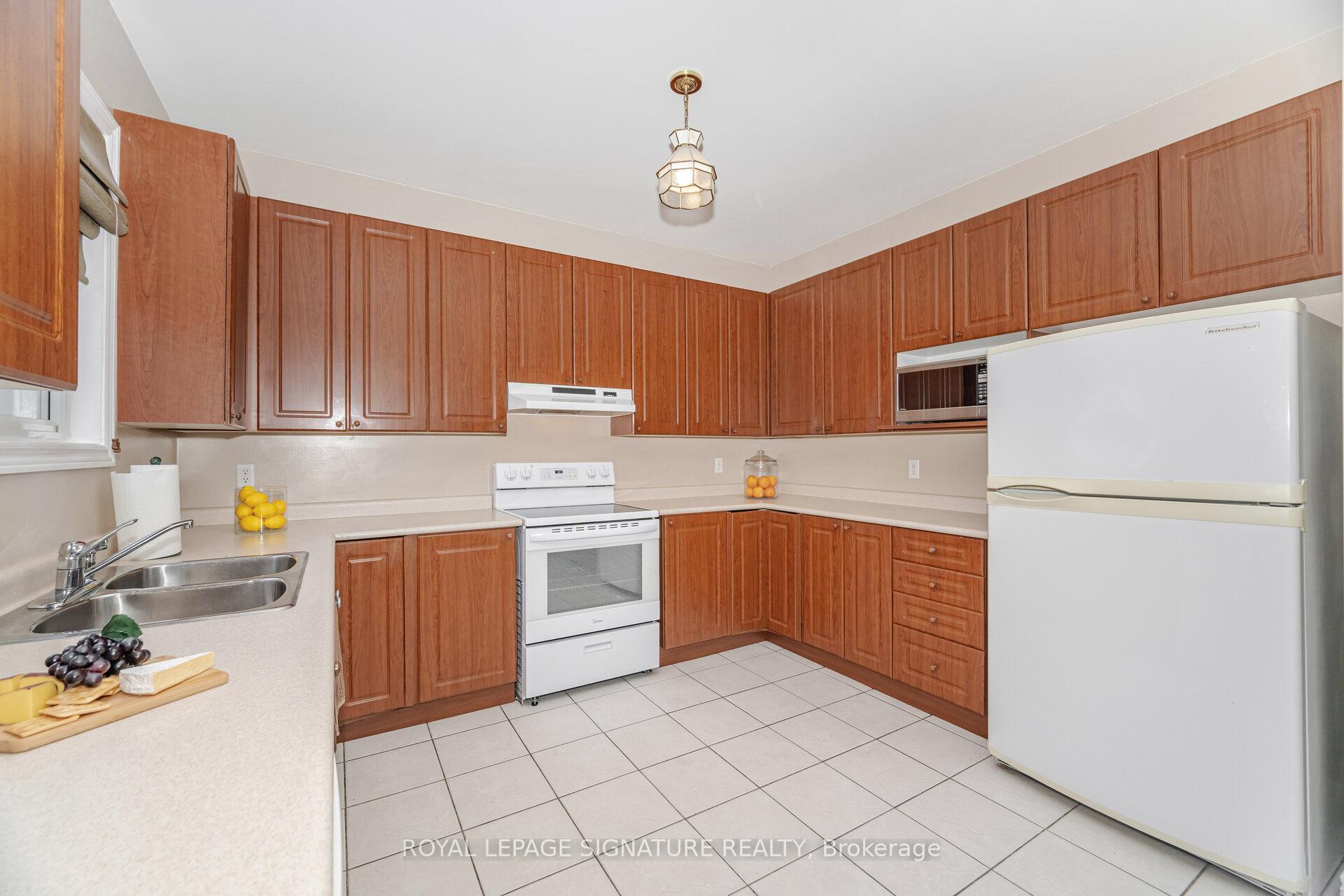 Photo 15 of 10 Banks Drive, Brampton, Vales of Castlemore — HOMEH
