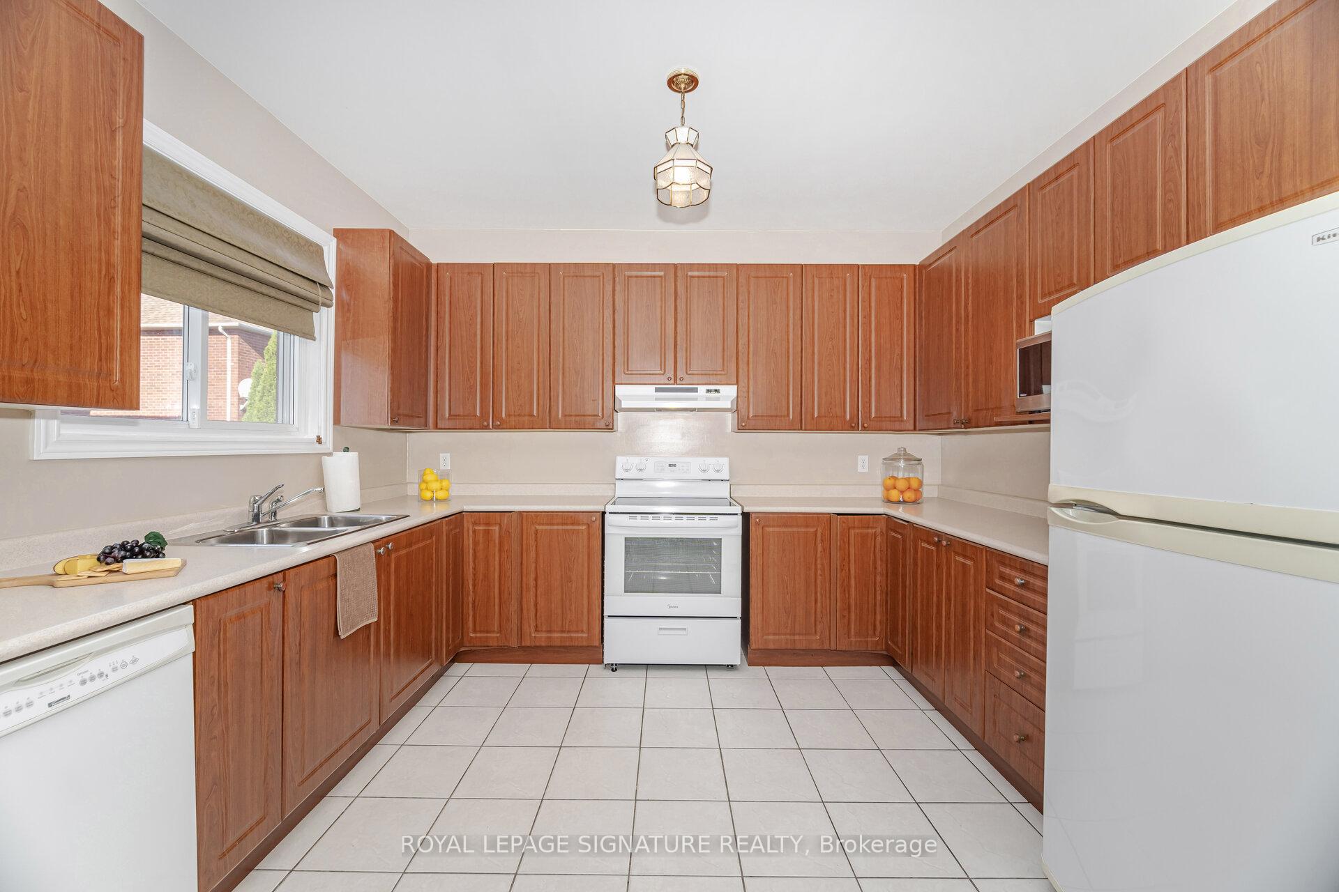 Photo 16 of 10 Banks Drive, Brampton, Vales of Castlemore — HOMEH