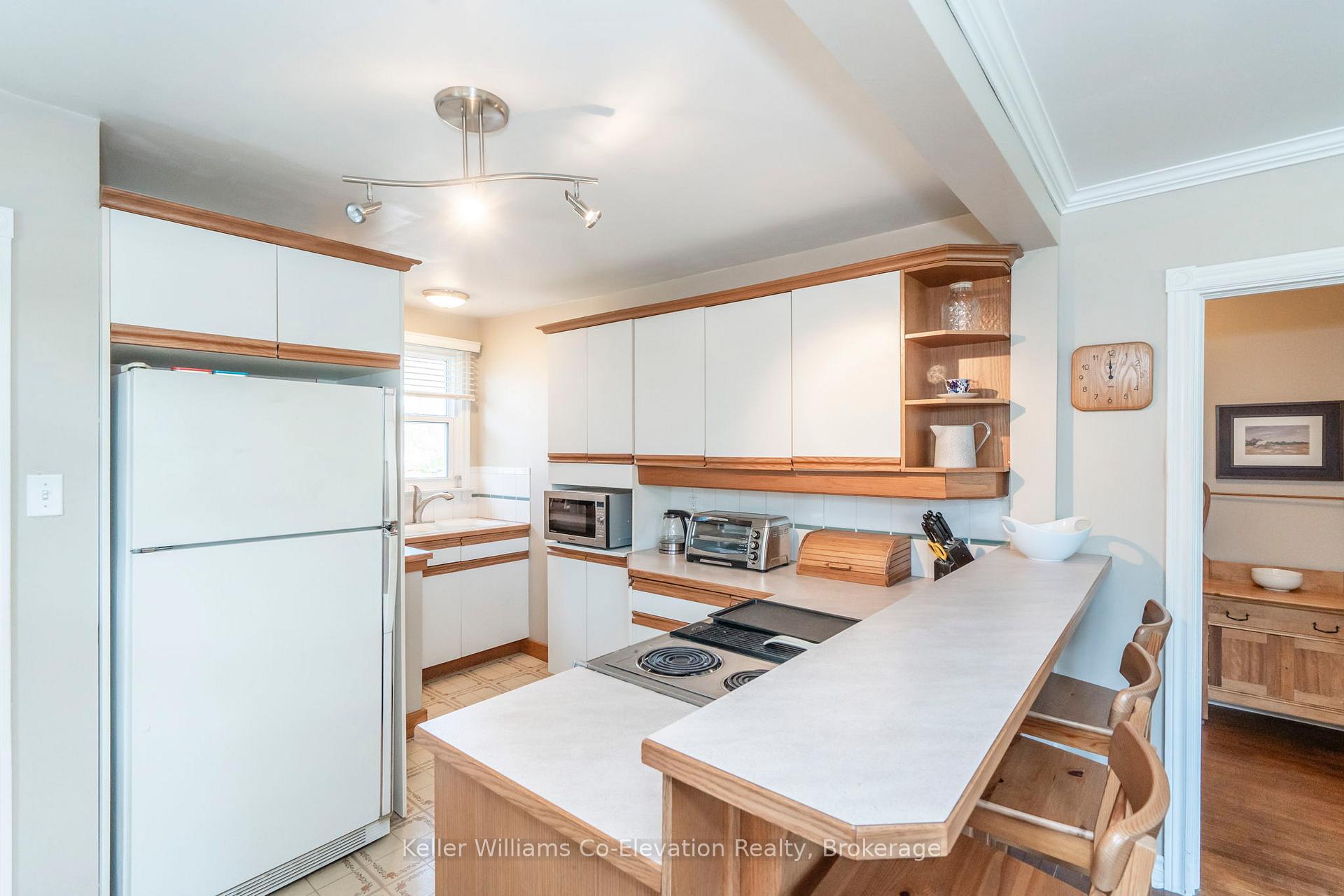 Photo 8 of 94 Innisfil Street, Barrie, Sanford — HOMEH