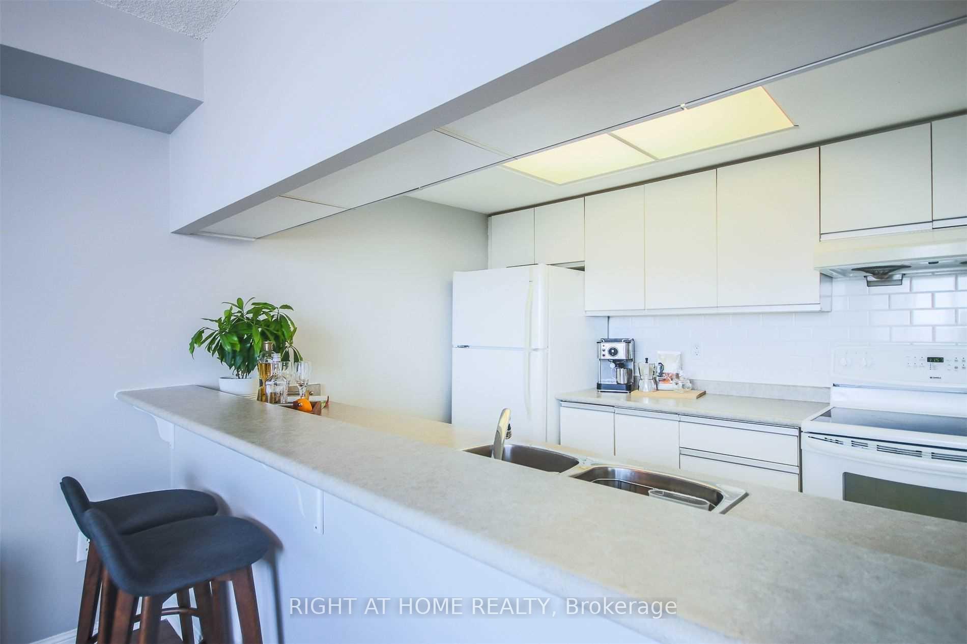 Photo 8 of Unit 2207, 101 Subway Crescent, Etobicoke, Islington-City Centre West — HOMEH