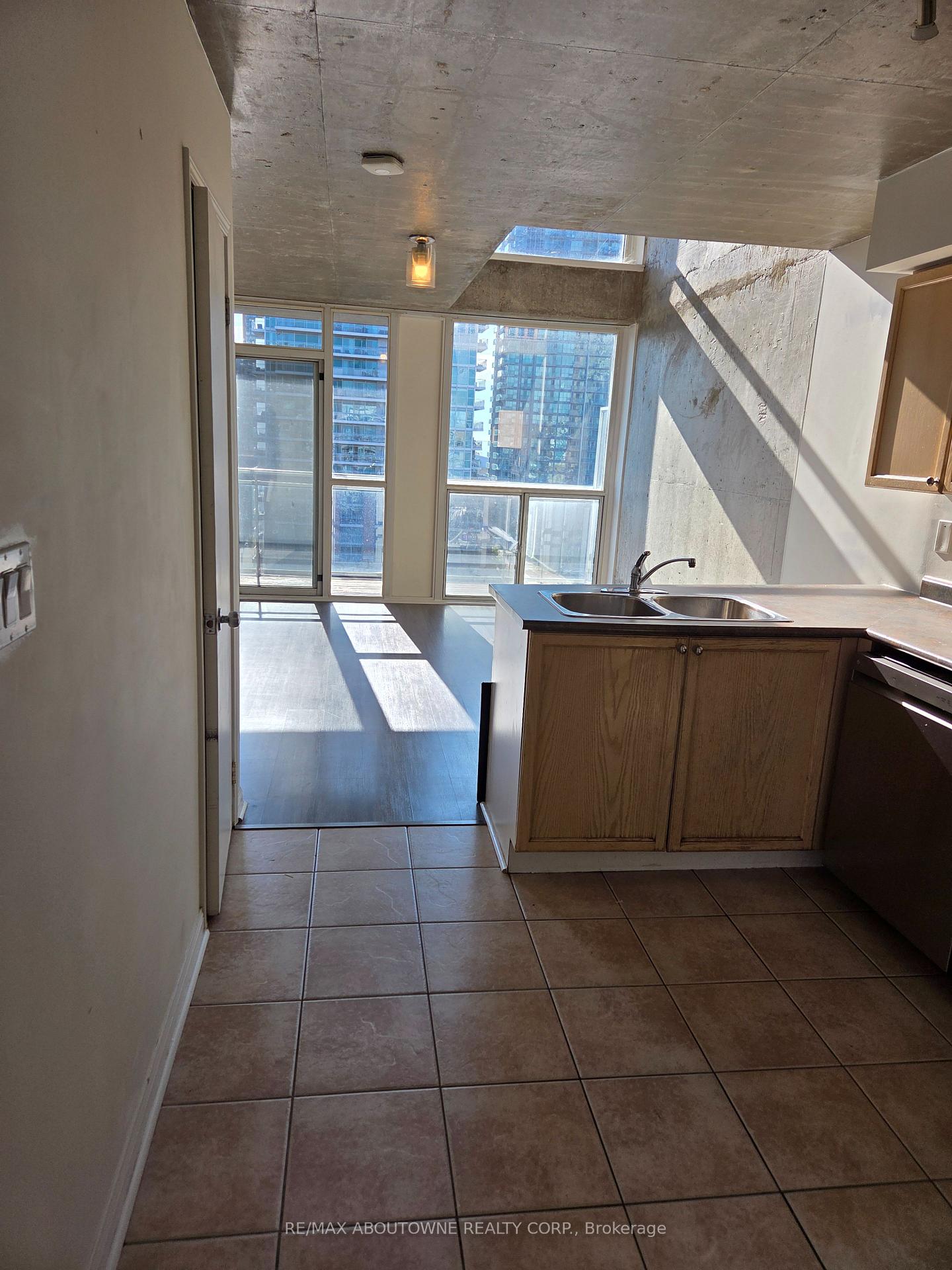 Photo 11 of Unit 1005, 1029 King Street W, Toronto, Niagara — HOMEH