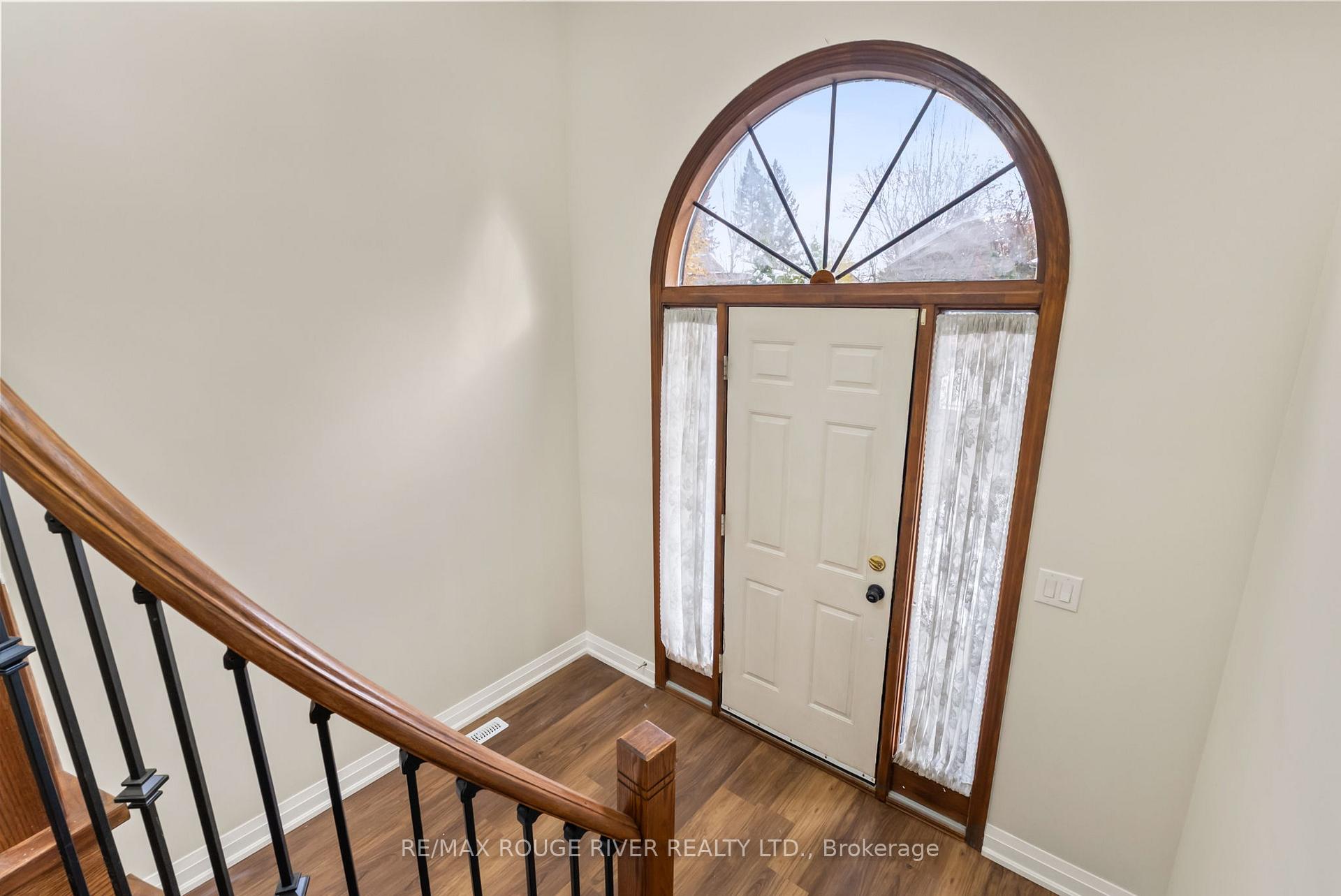 Photo 2 of 16 Borland Court, Clarington, Bowmanville — HOMEH