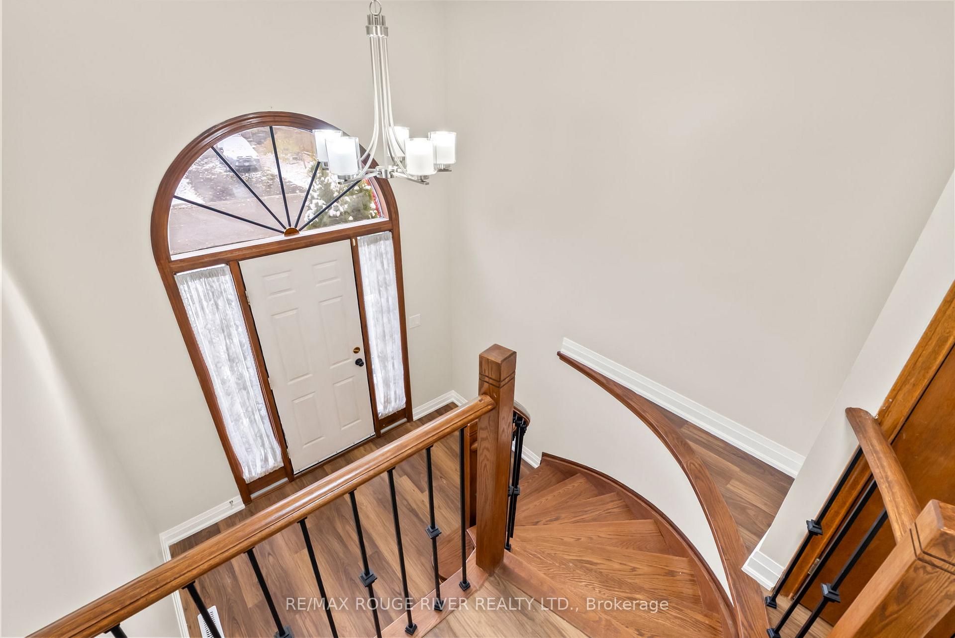 Photo 3 of 16 Borland Court, Clarington, Bowmanville — HOMEH