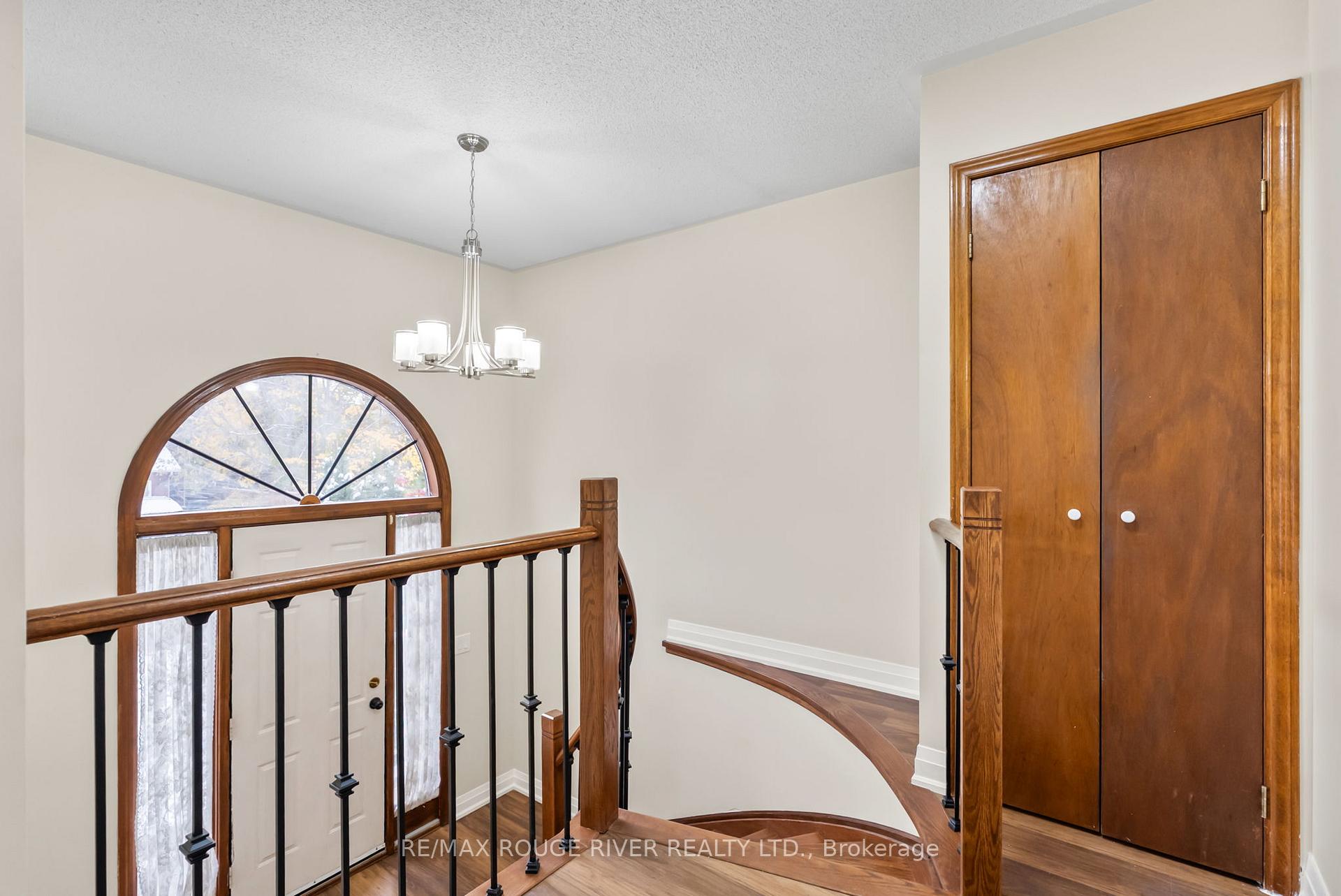 Photo 4 of 16 Borland Court, Clarington, Bowmanville — HOMEH