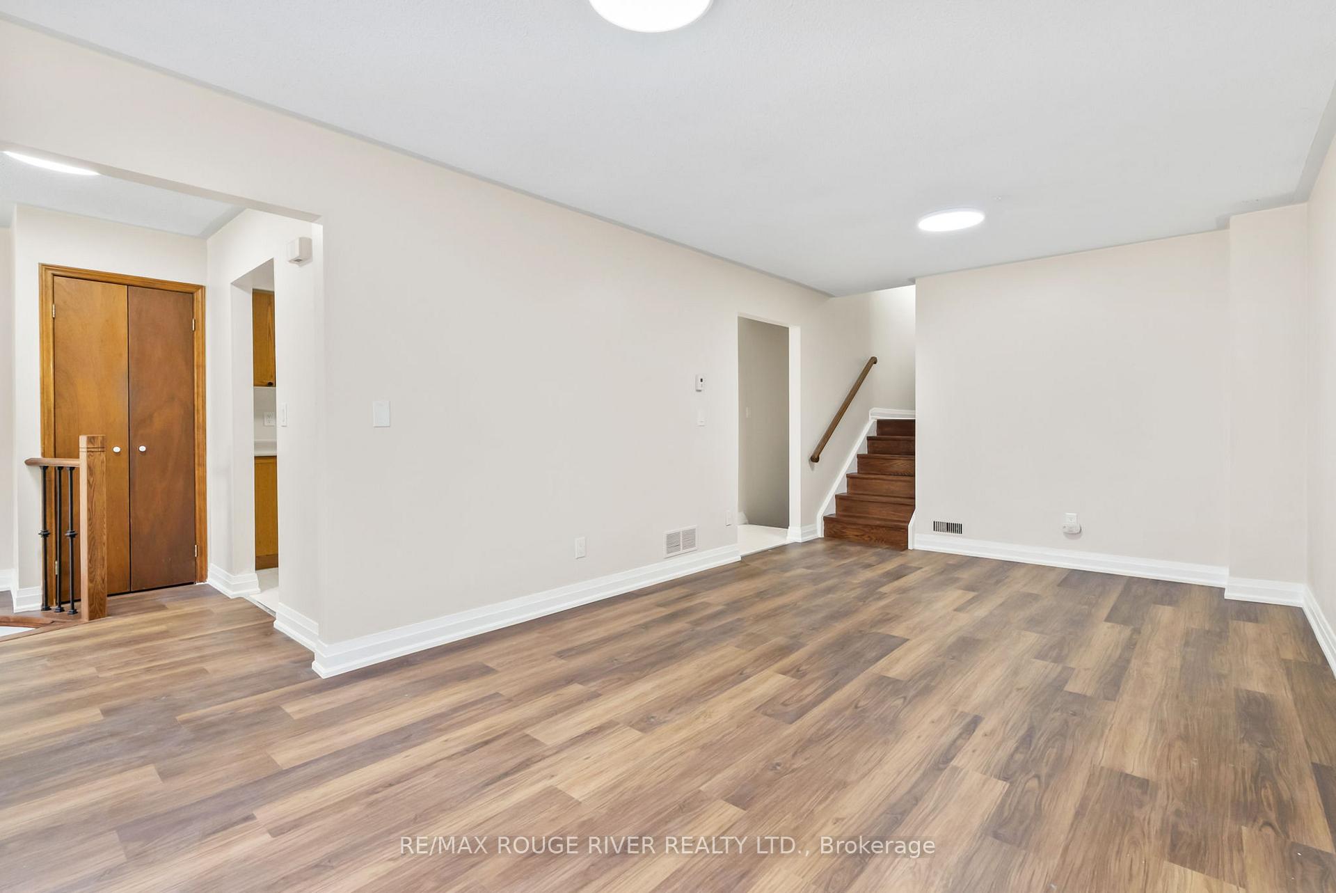Photo 7 of 16 Borland Court, Clarington, Bowmanville — HOMEH