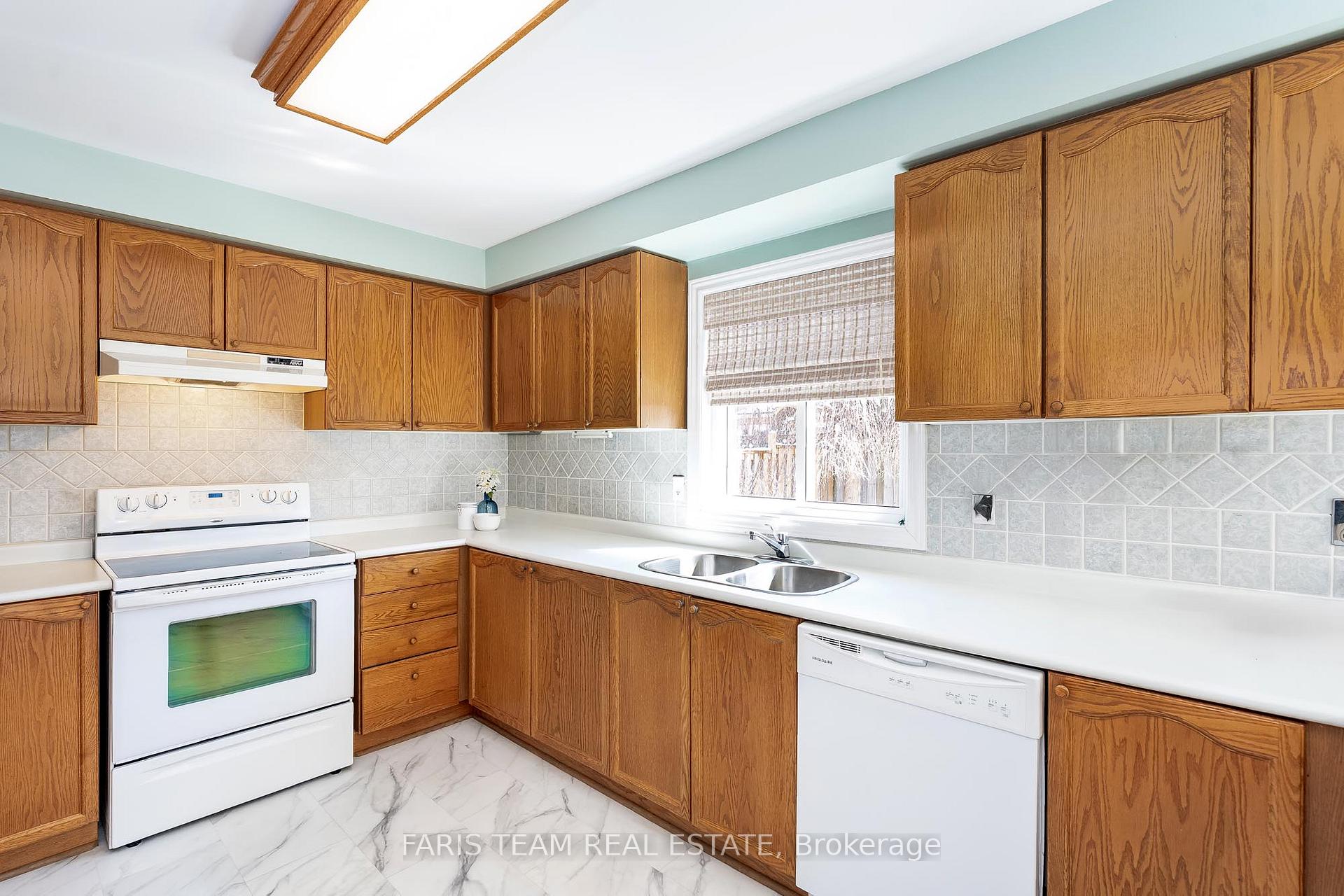 Photo 5 of 43 McDougall Drive, Barrie, West Bayfield — HOMEH