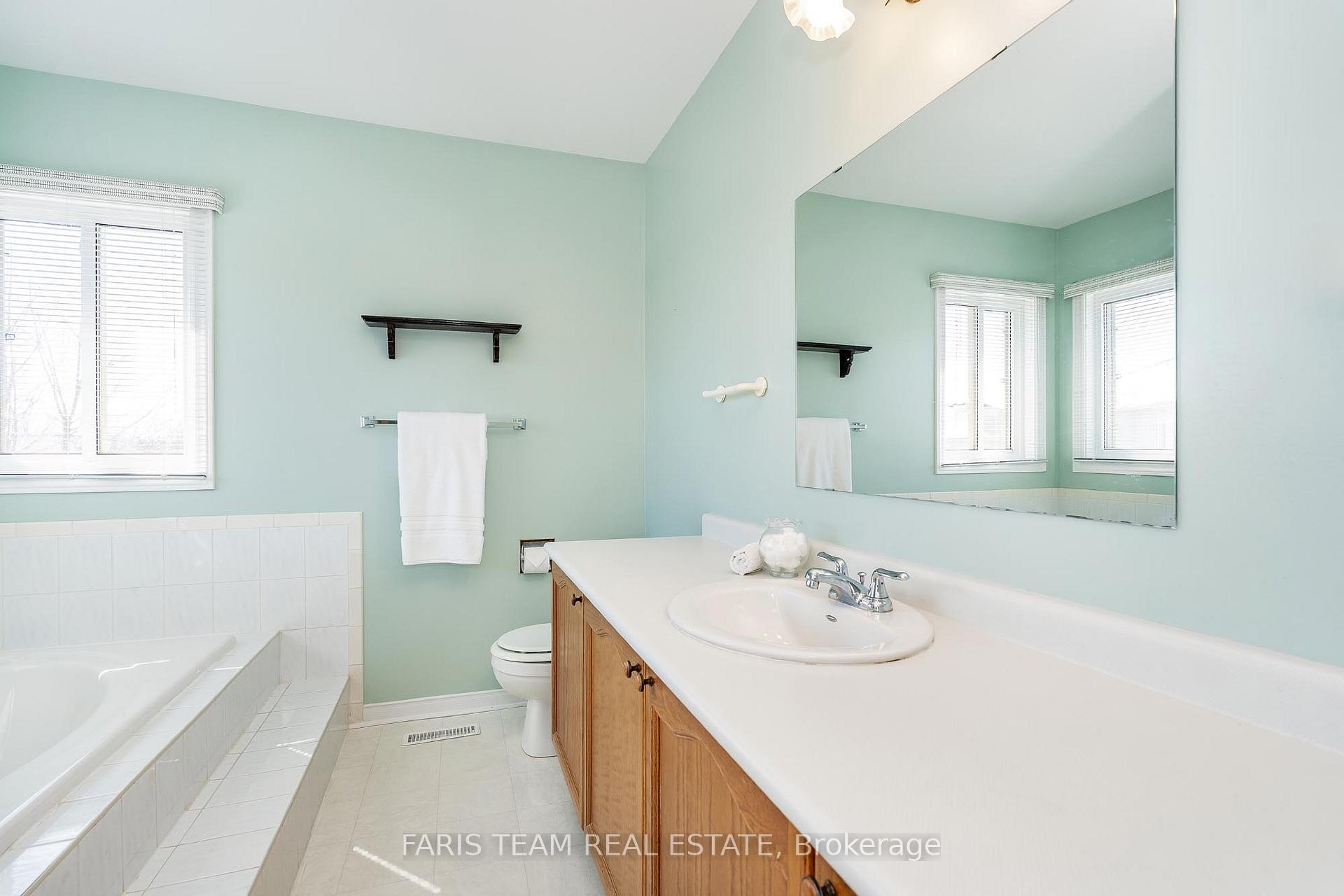 Photo 17 of 43 McDougall Drive, Barrie, West Bayfield — HOMEH
